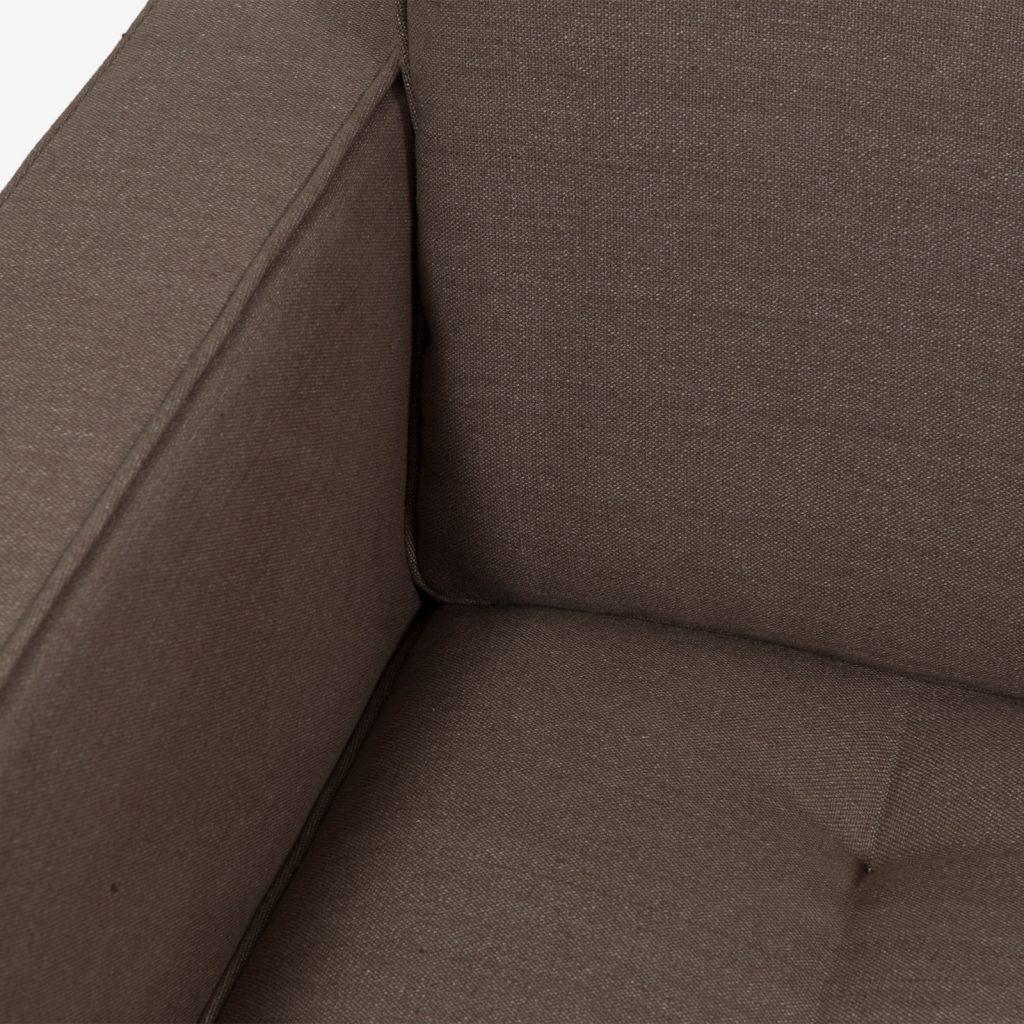Américain Canapé à trois places avec cadre en noyer et assise touffetée de boutons en lin gris en vente