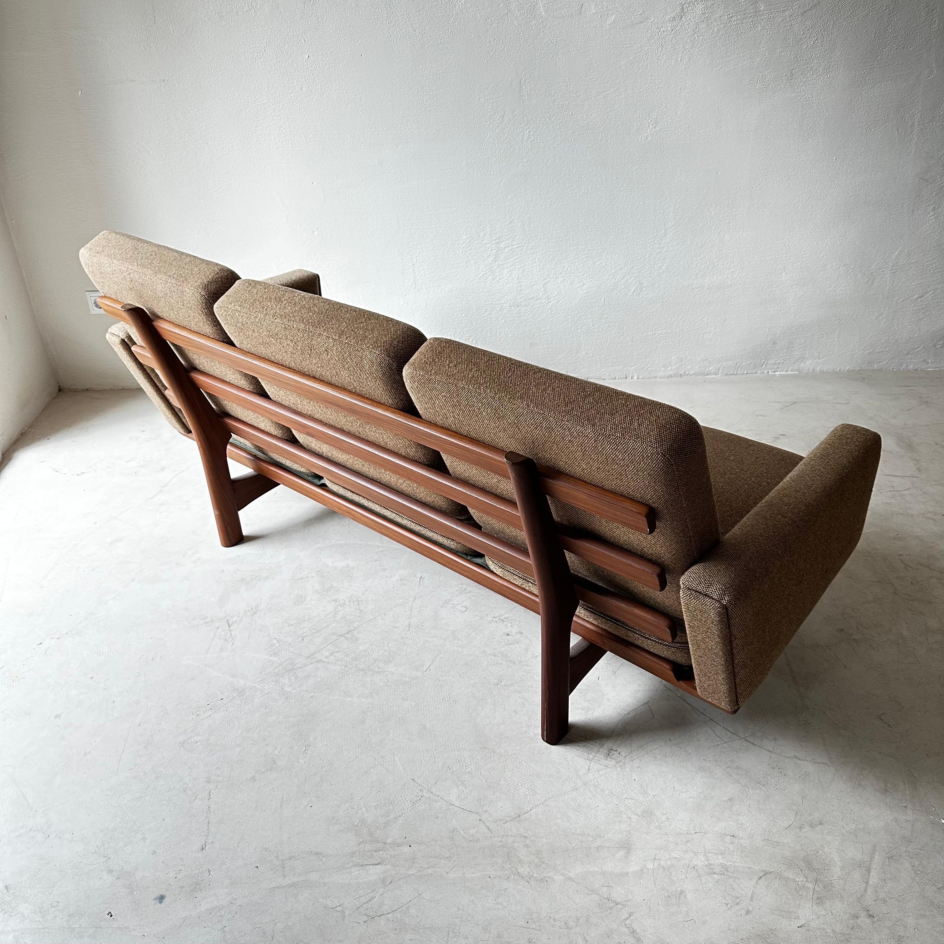 Three-Seat Teak-Framed Sofa, Model GE-236, by Hans Wegner for GETAMA For Sale 4
