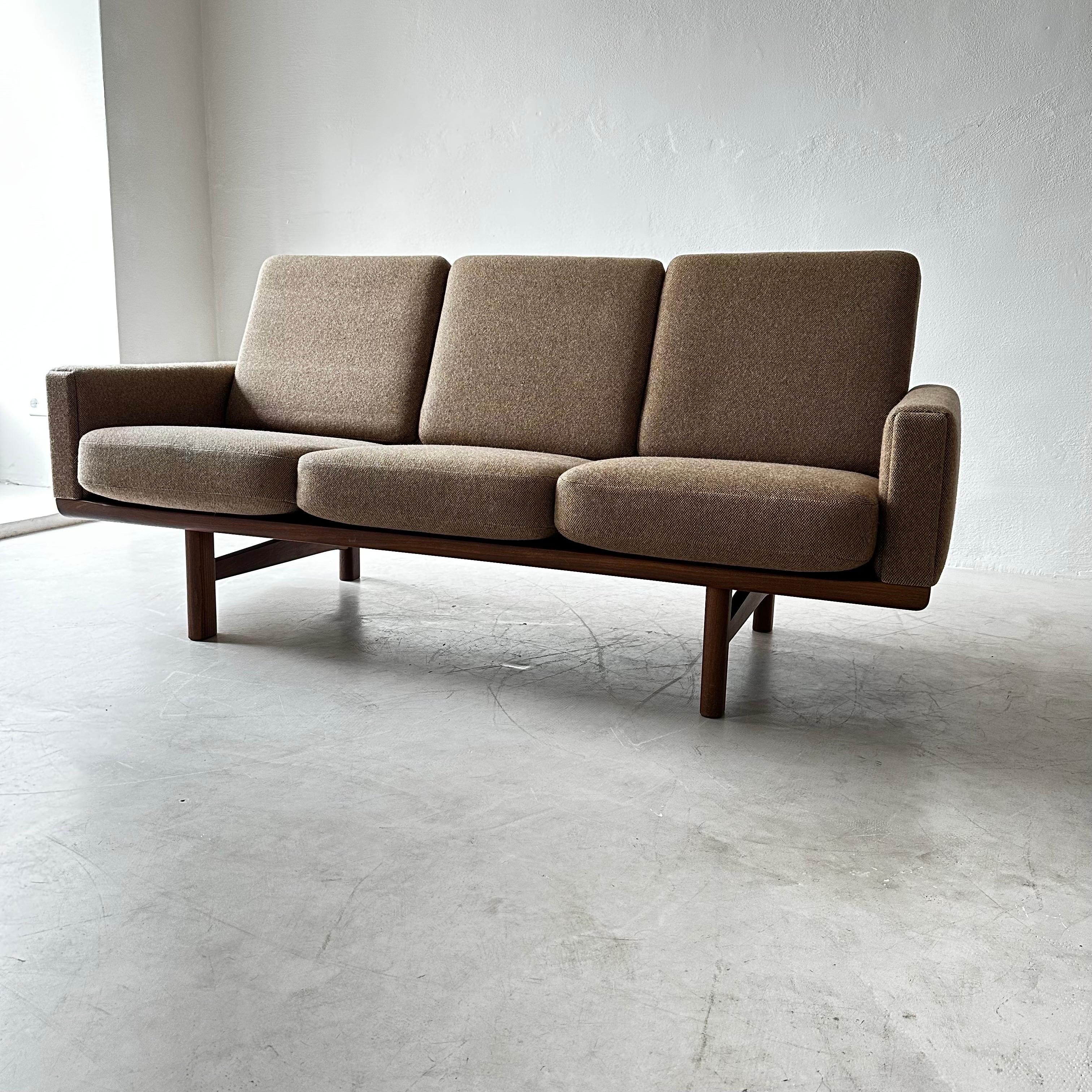 Three-Seat Teak-Framed Sofa, Model GE-236, by Hans Wegner for GETAMA For Sale 9