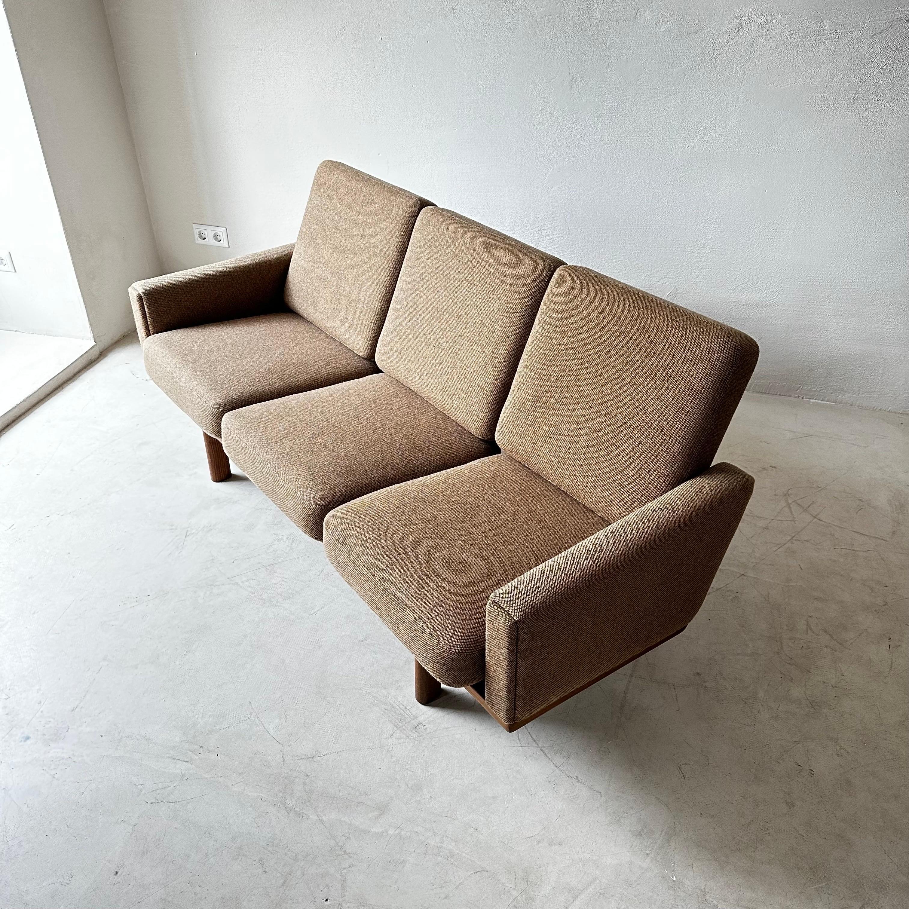 Three-Seat Teak-Framed Sofa, Model GE-236, by Hans Wegner for GETAMA In Good Condition For Sale In Vienna, AT