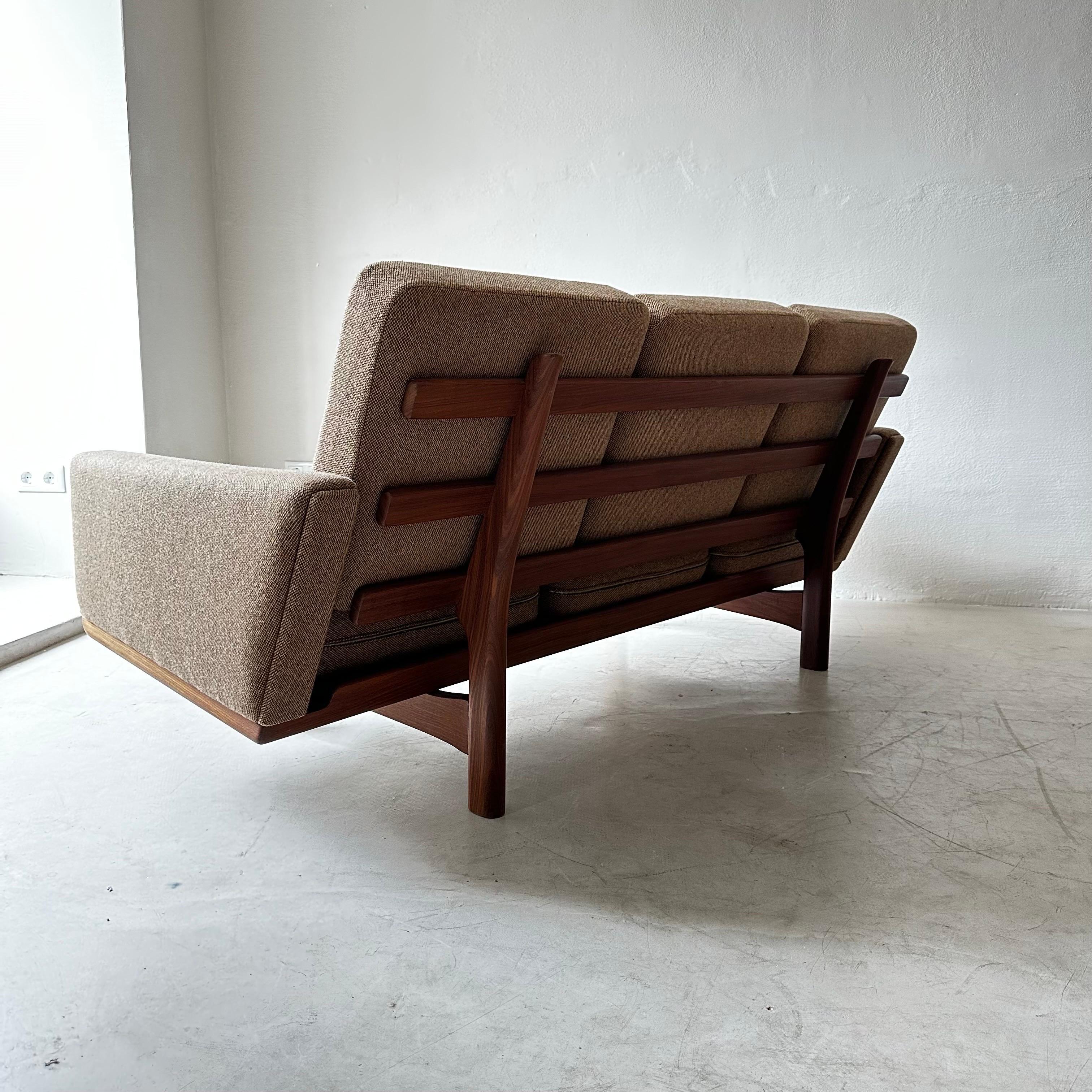 Three-Seat Teak-Framed Sofa, Model GE-236, by Hans Wegner for GETAMA For Sale 1