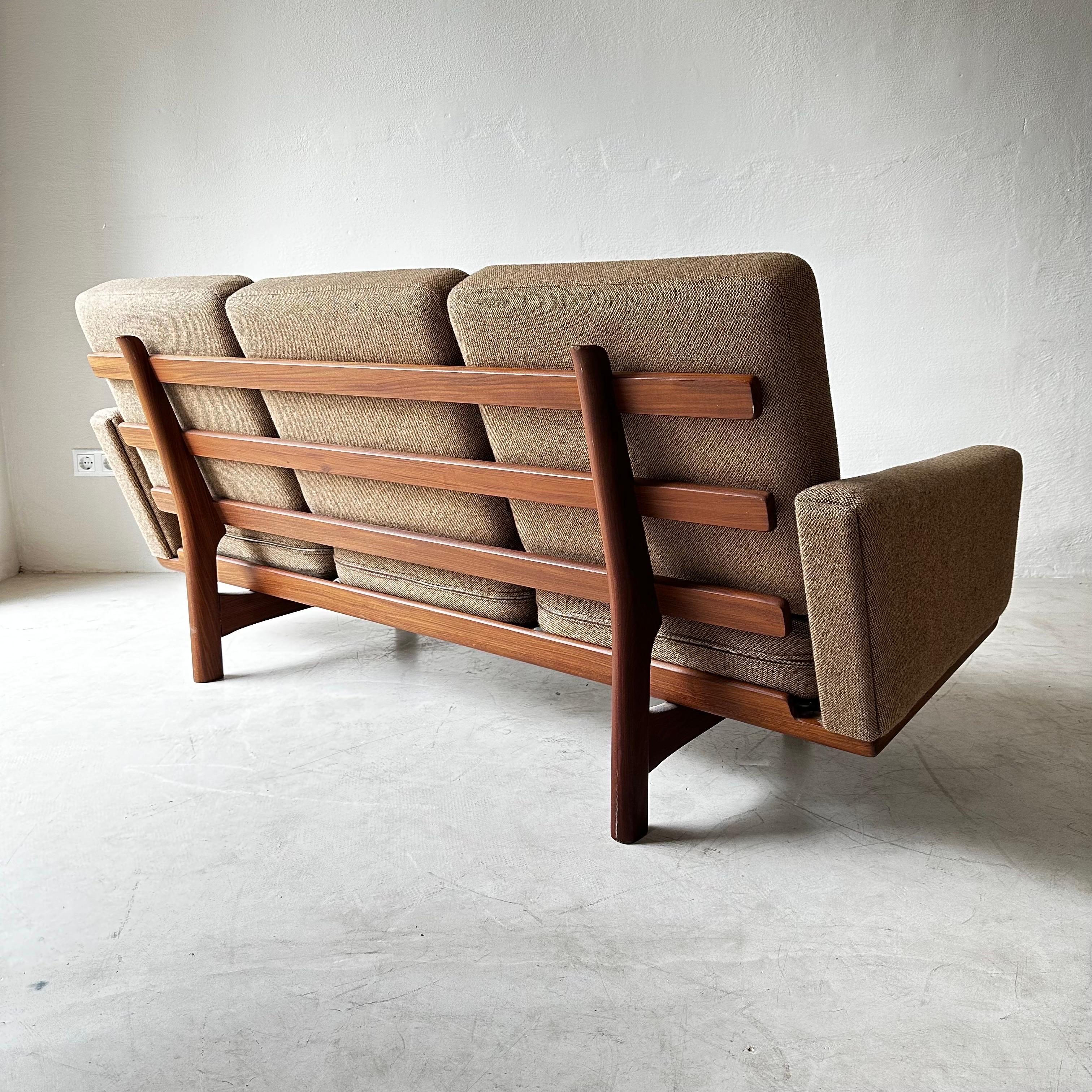 Three-Seat Teak-Framed Sofa, Model GE-236, by Hans Wegner for GETAMA For Sale 2