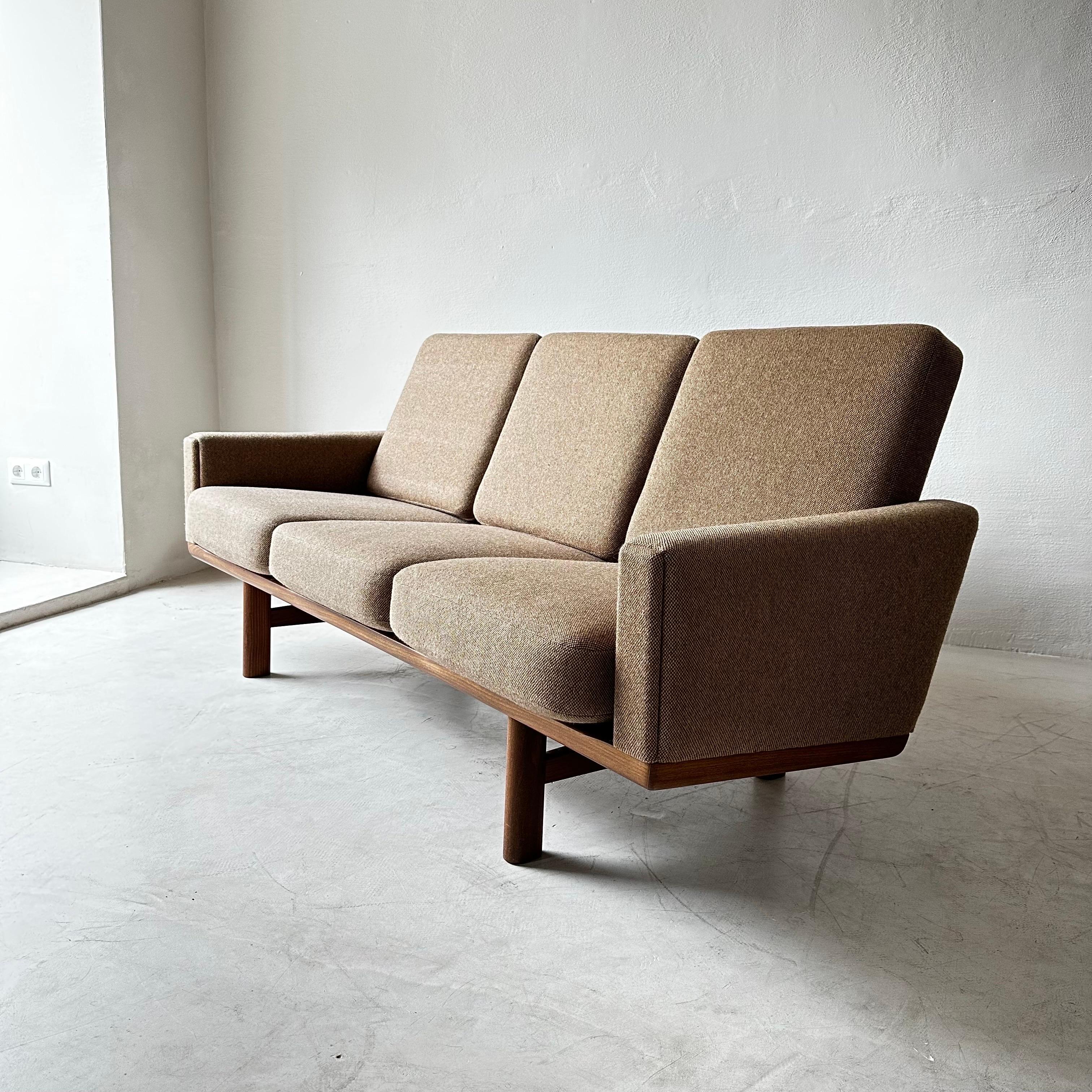 Three-Seat Teak-Framed Sofa, Model GE-236, by Hans Wegner for GETAMA For Sale 3