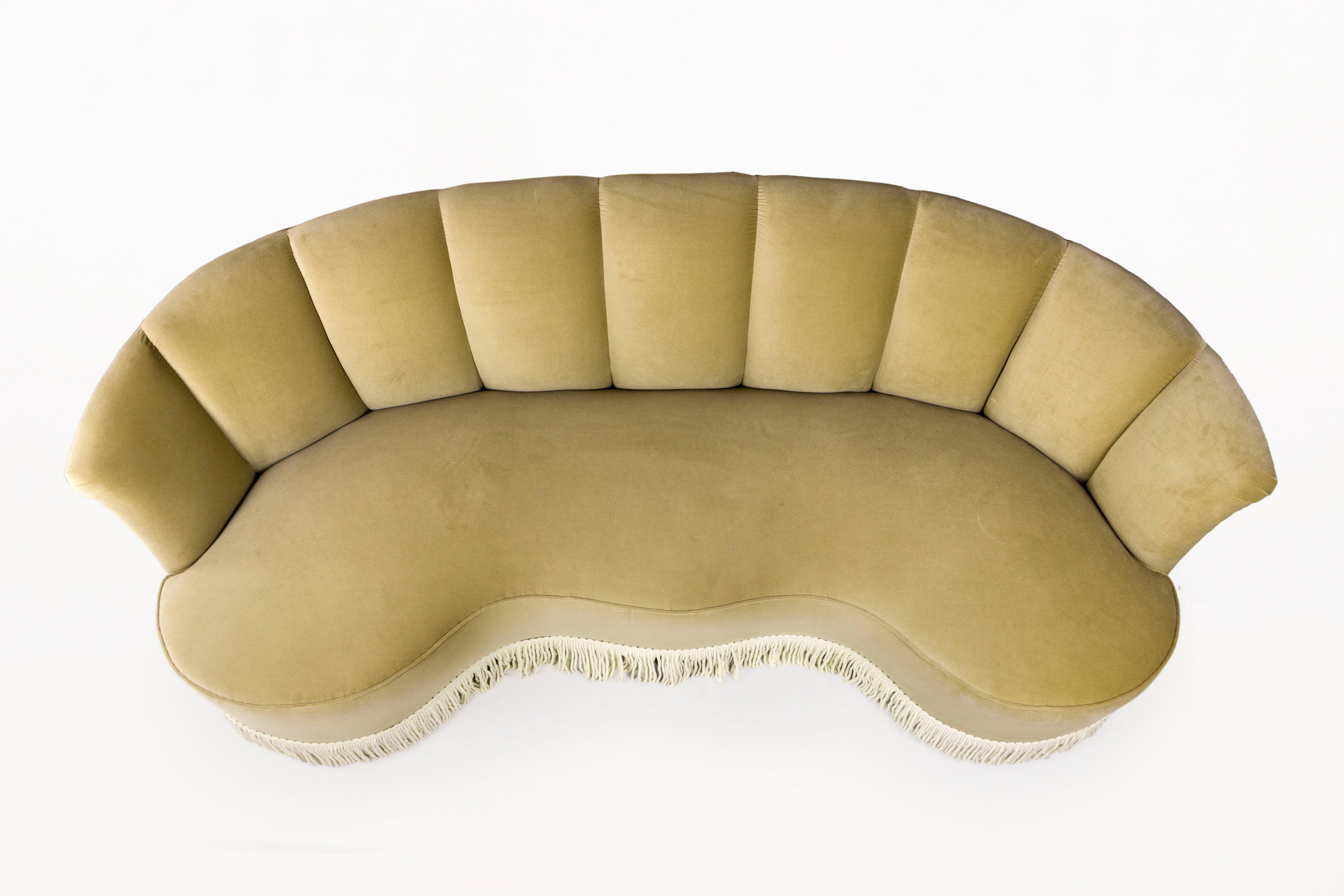 Dreisitziges Sofa aus Samt, um 1940, Italien im Zustand „Gut“ im Angebot in Girona, Spain