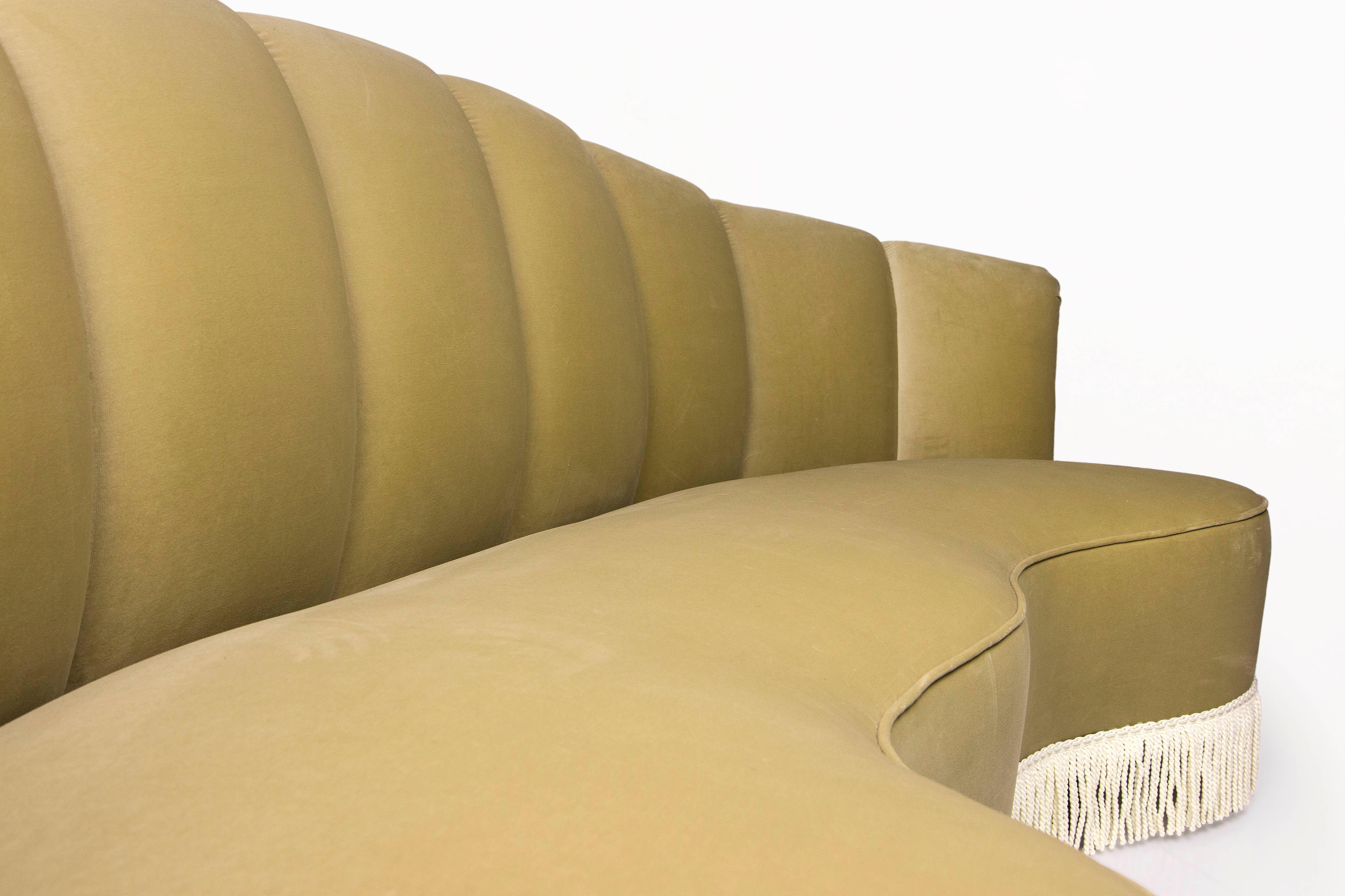 Three-Seat Velvet Sofa, circa 1940, Italy In Good Condition For Sale In Girona, Spain