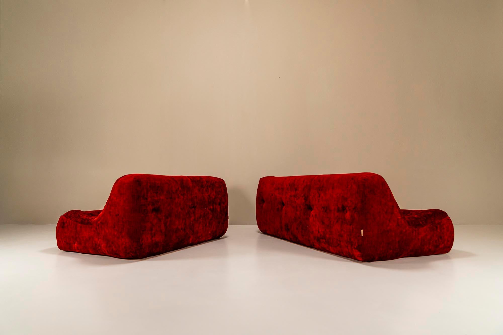 Three-seater and two-seater model 'Kali' by Michel Ducaroy for Ligne Roset.We know the illustrious designer and integral part of the French label Ligne Roset from the iconic and best-selling Togo line. But a period of five years before the release