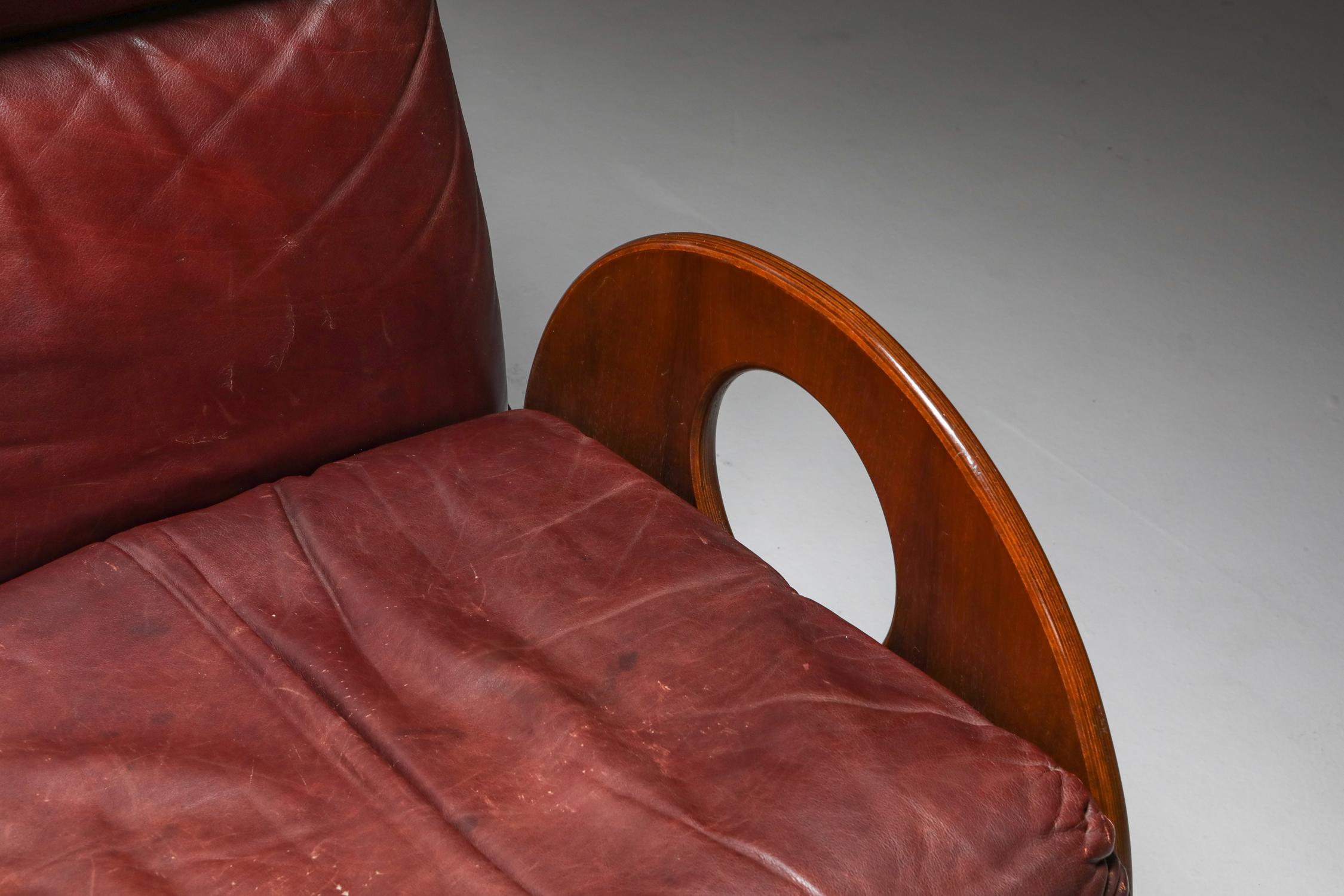 Three-Seater 'Arcata' by Gae Aulenti, Walnut and Burgundy Leather, 1968 4