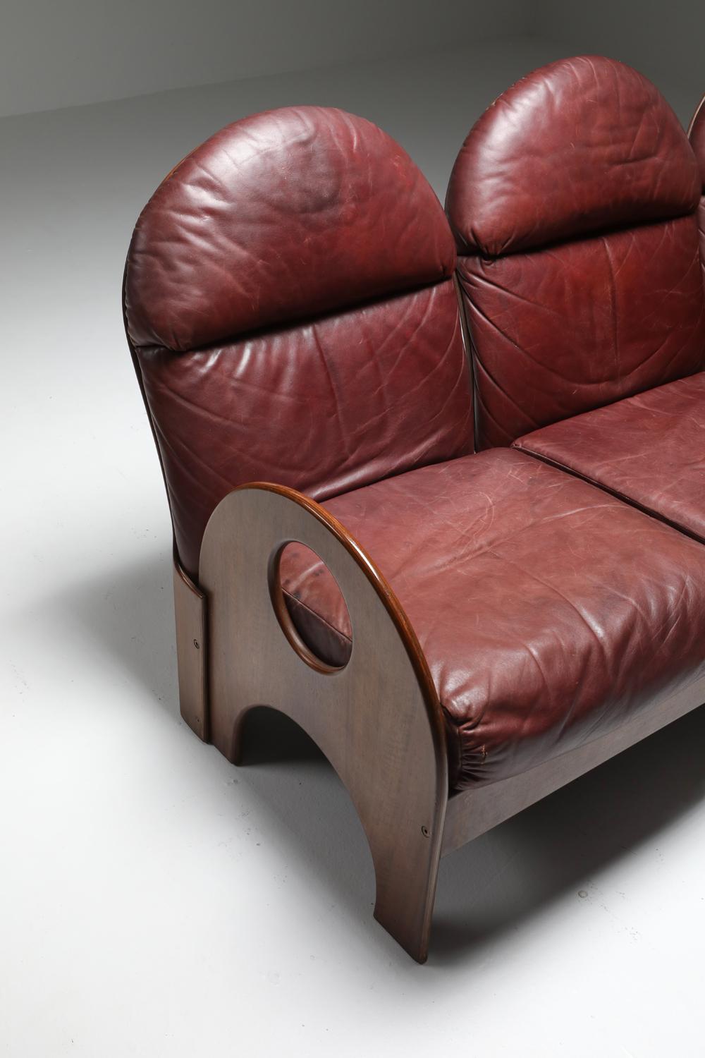 Three-Seater 'Arcata' by Gae Aulenti, Walnut and Burgundy Leather, 1968 5