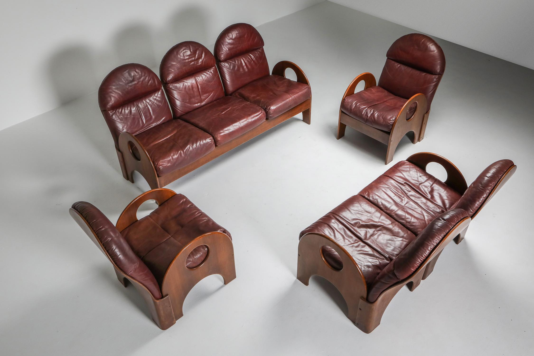Three-Seater 'Arcata' by Gae Aulenti, Walnut and Burgundy Leather, 1968 8