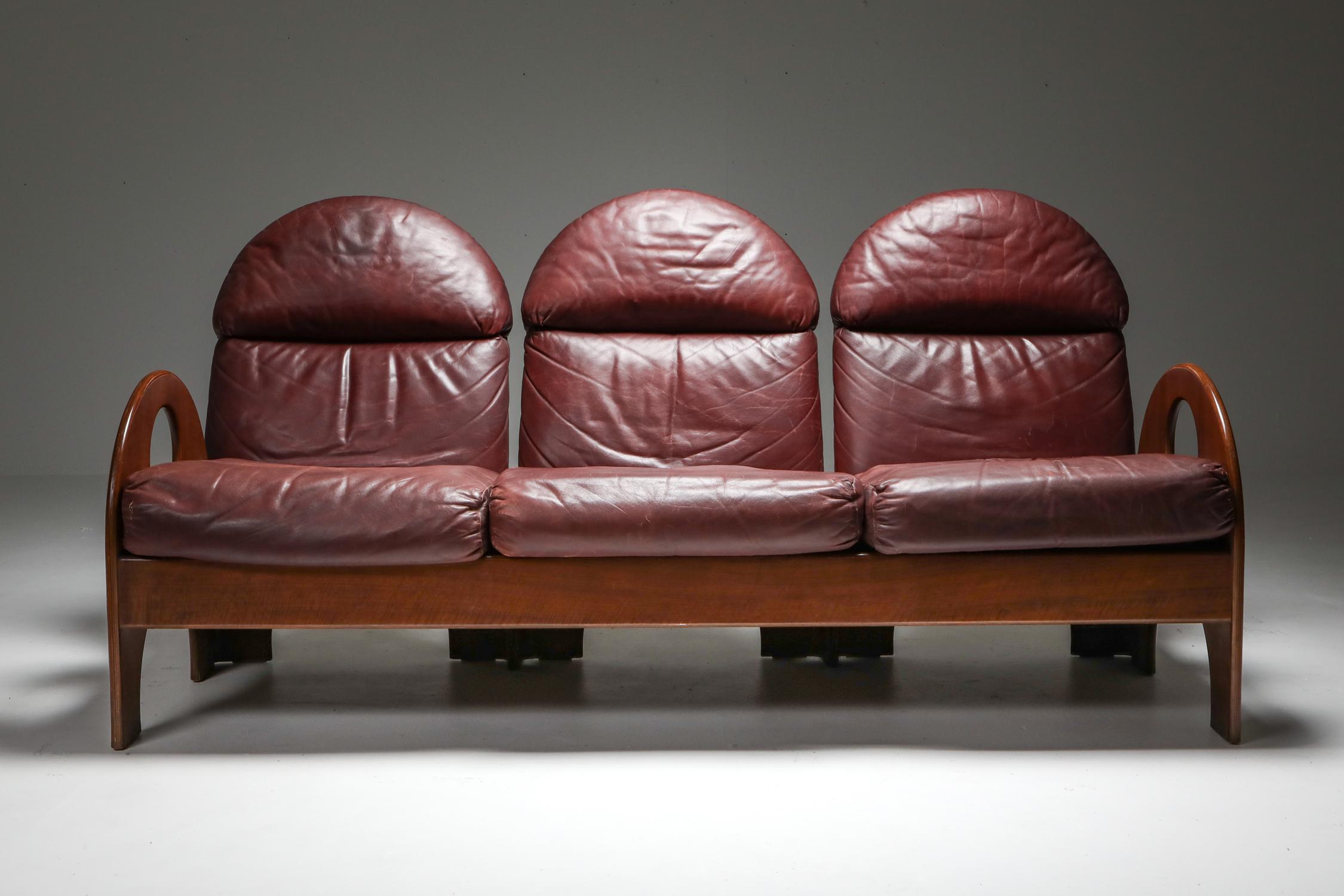 Mid-Century Modern Three-Seater 'Arcata' by Gae Aulenti, Walnut and Burgundy Leather, 1968