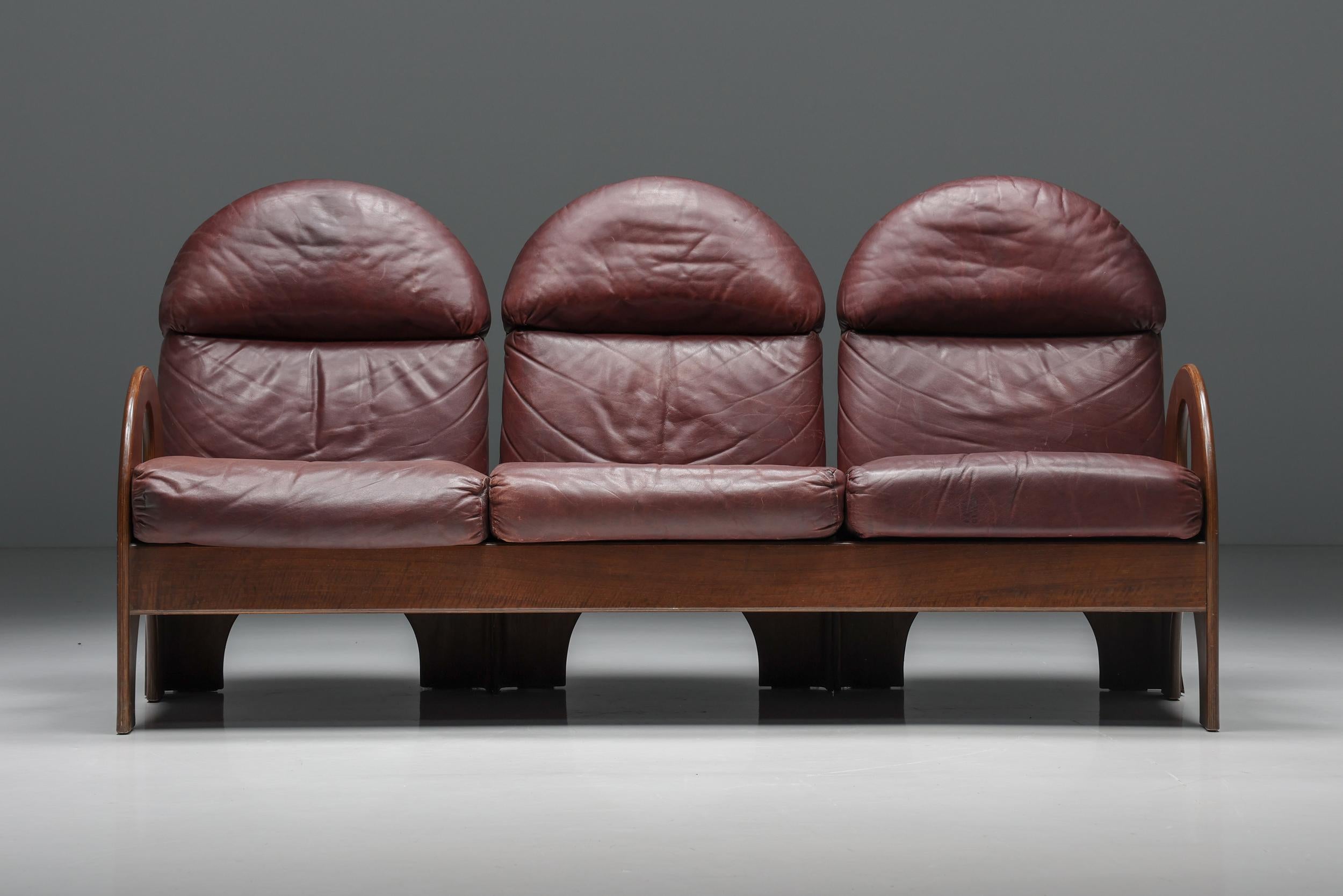 Mid-Century Modern Three-Seater 'Arcata' by Gae Aulenti, Walnut and Burgundy Leather, 1968 For Sale