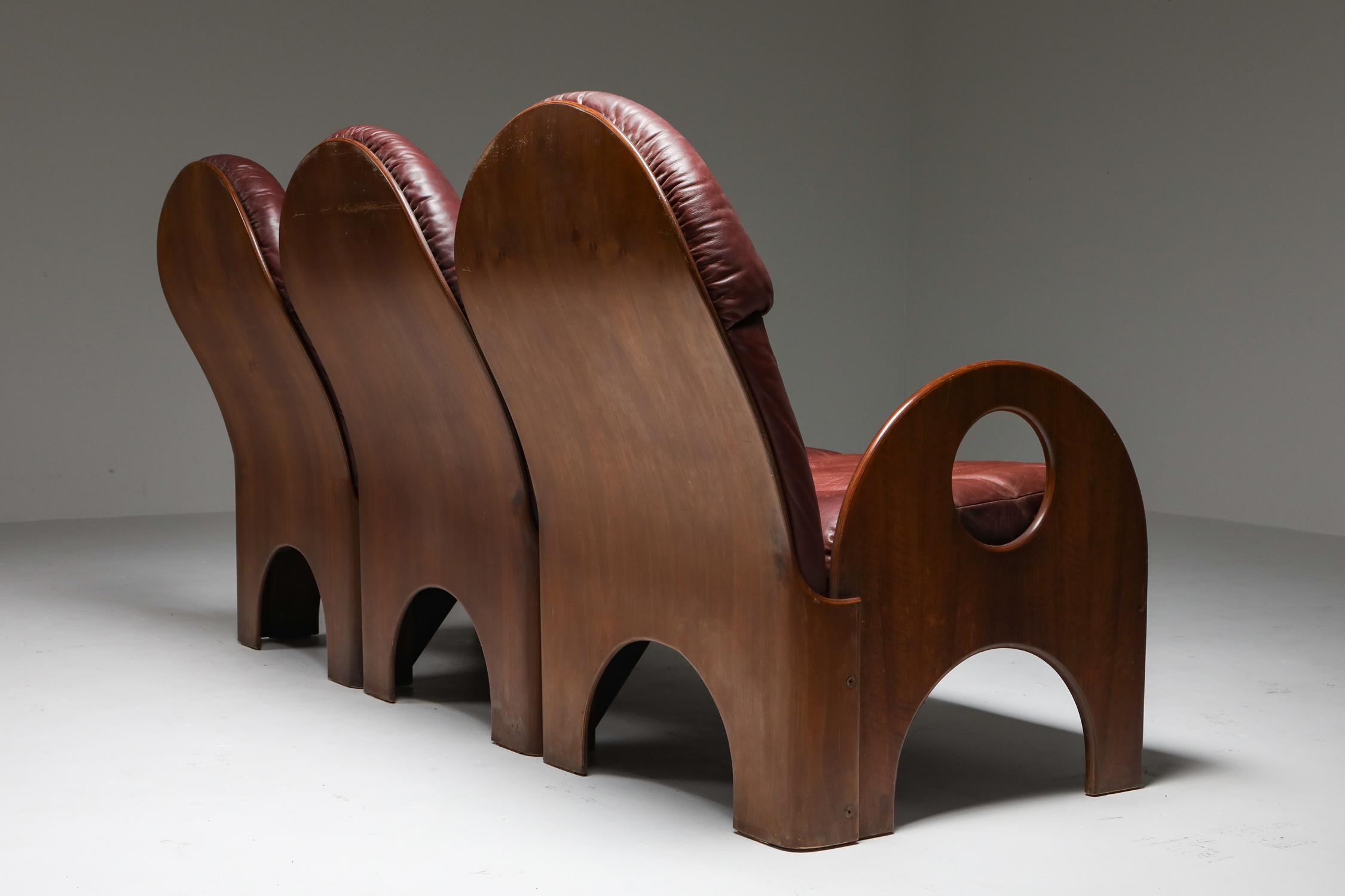 Three-Seater 'Arcata' by Gae Aulenti, Walnut and Burgundy Leather, 1968 In Good Condition In Antwerp, BE