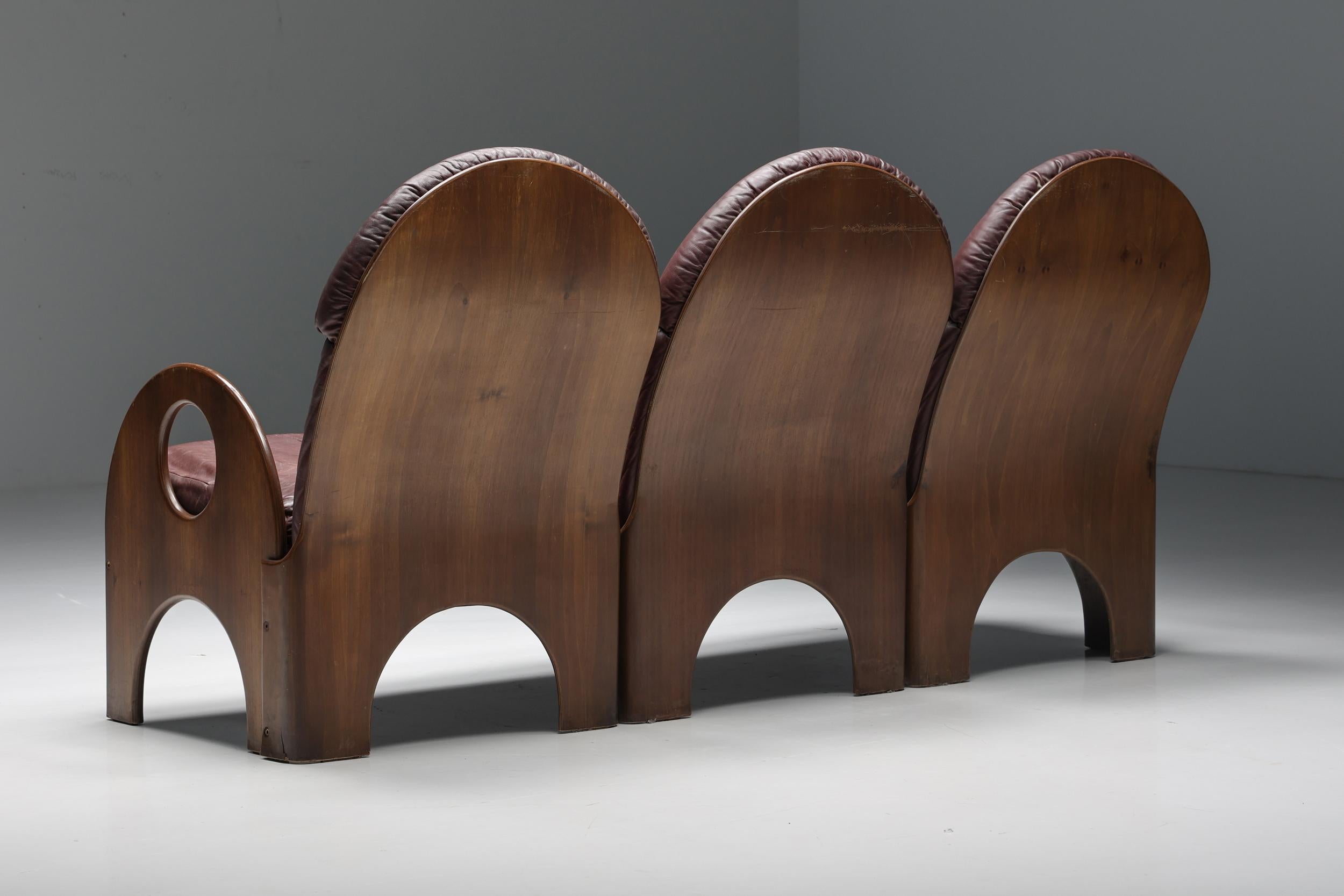 Three-Seater 'Arcata' by Gae Aulenti, Walnut and Burgundy Leather, 1968 In Excellent Condition For Sale In Antwerp, BE
