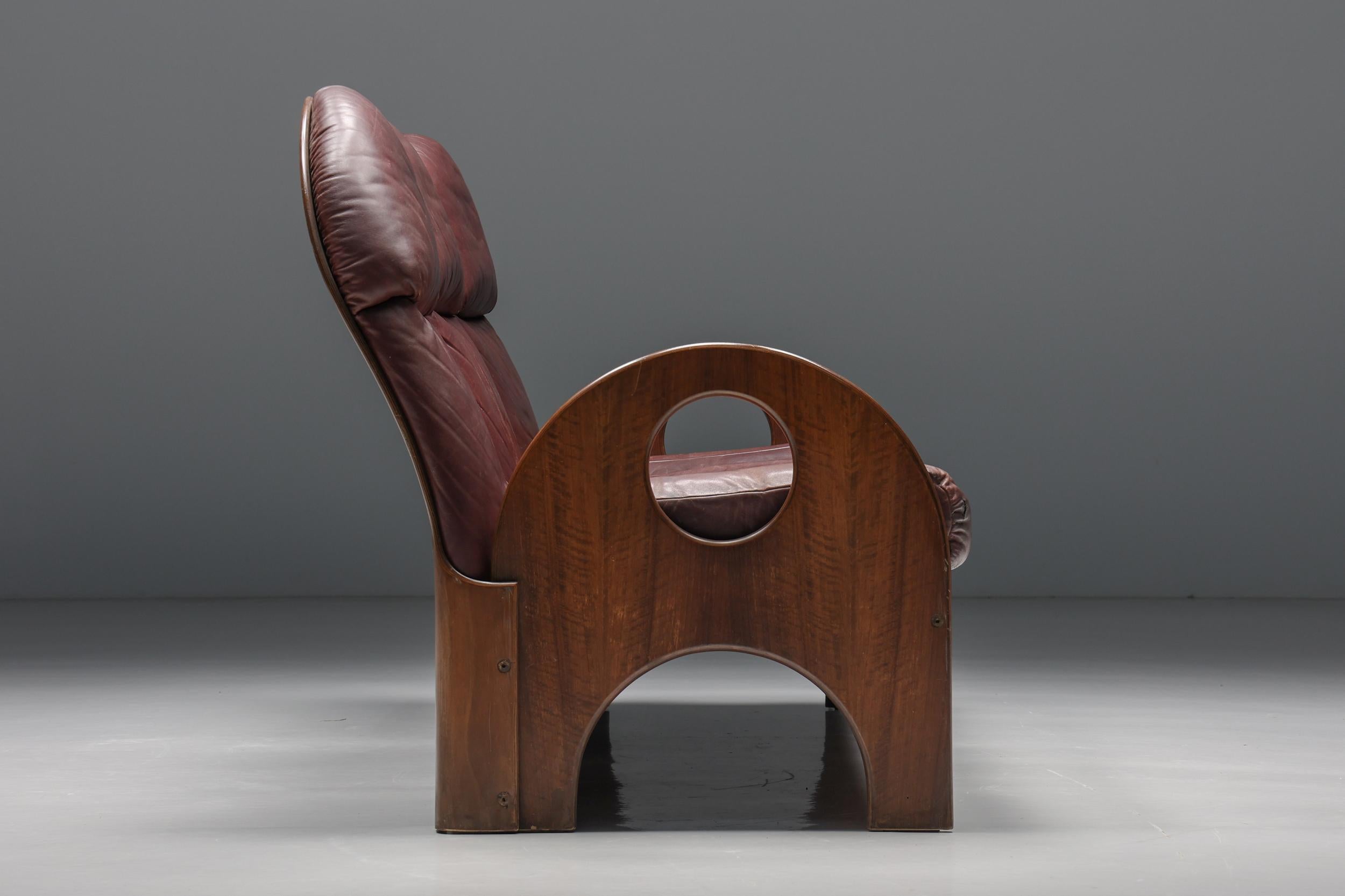 Mid-20th Century Three-Seater 'Arcata' by Gae Aulenti, Walnut and Burgundy Leather, 1968 For Sale