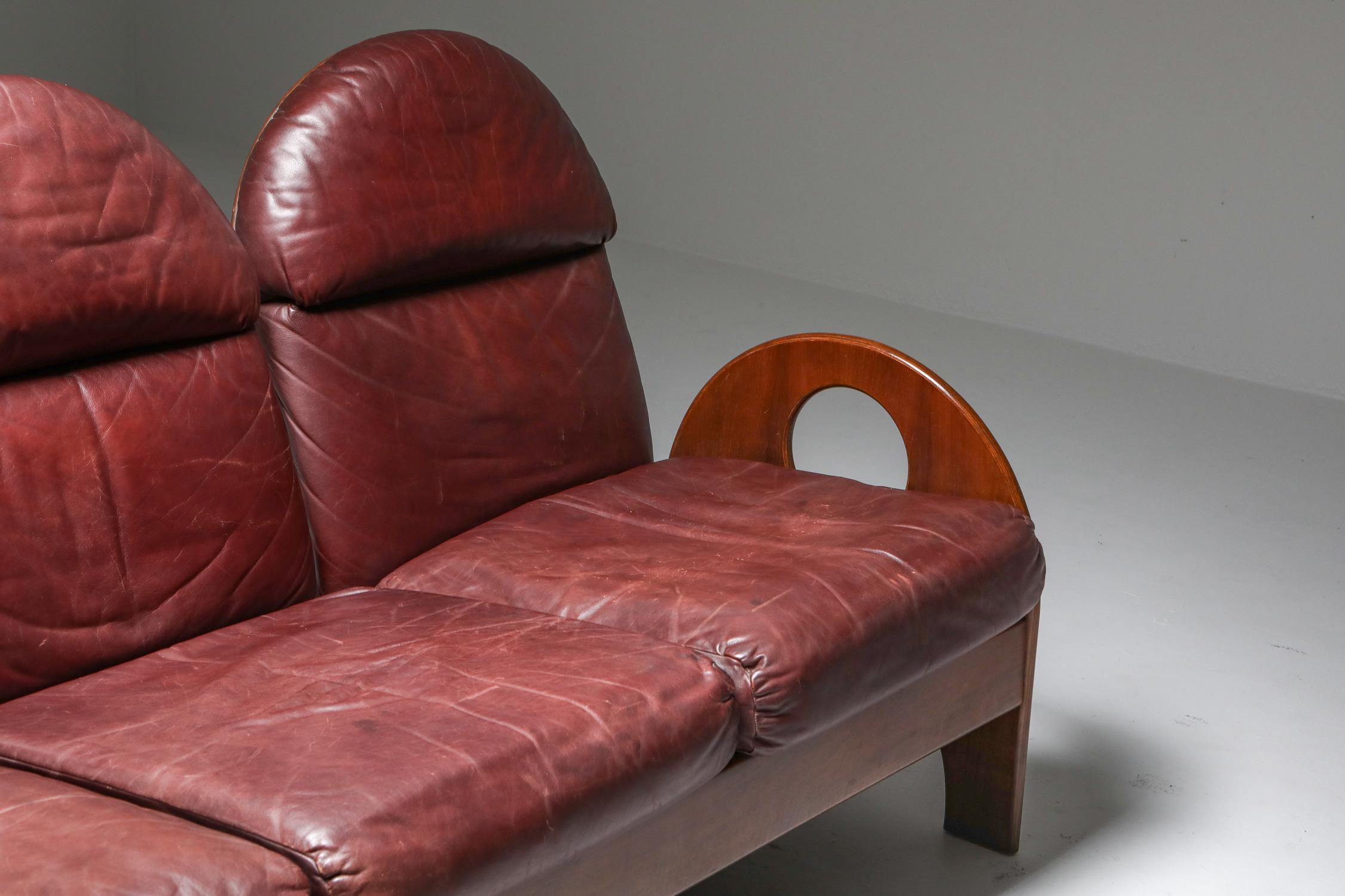 Three-Seater 'Arcata' by Gae Aulenti, Walnut and Burgundy Leather, 1968 3