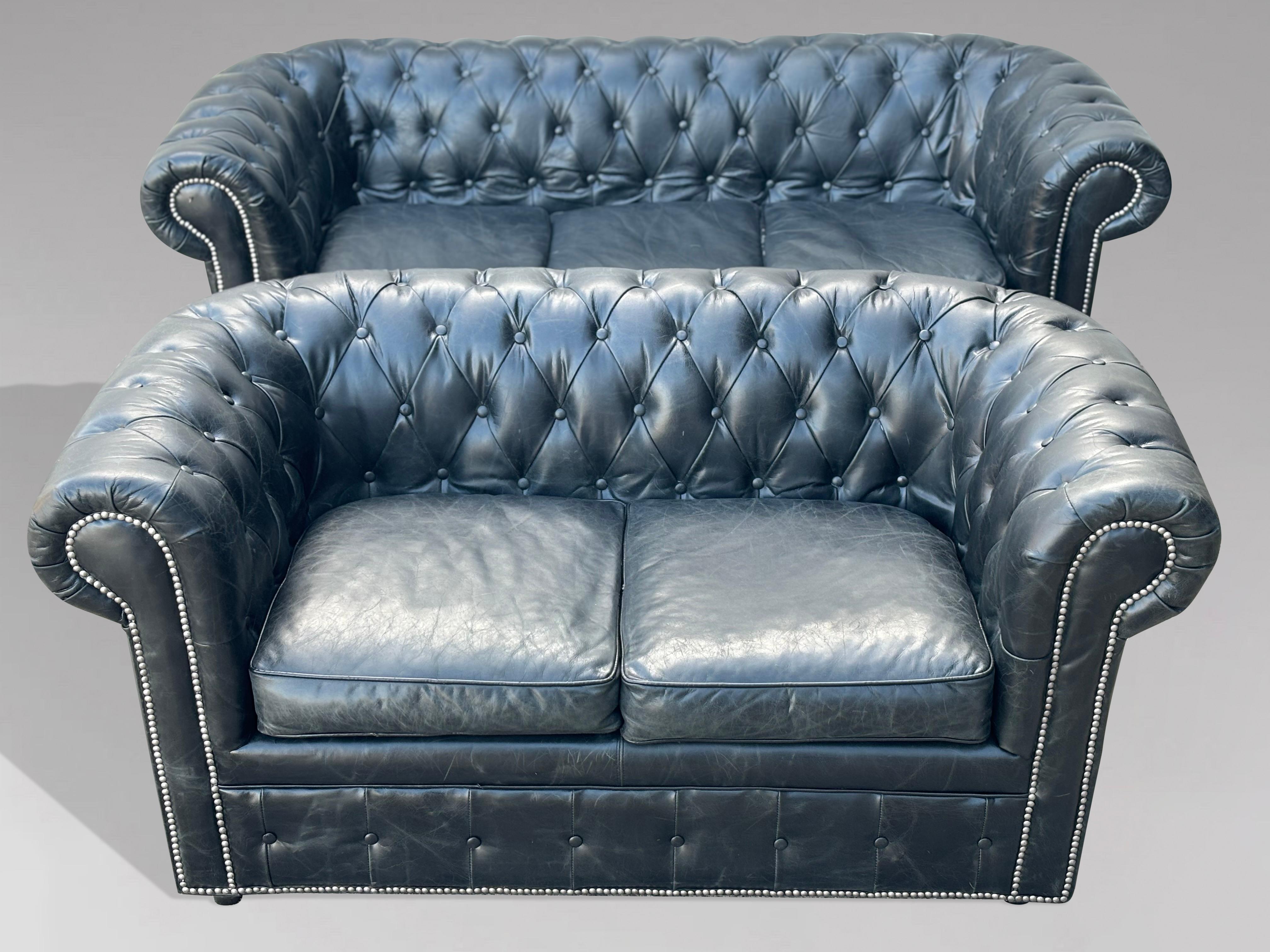 Divano Chesterfield a tre posti in pelle nera in vendita 4