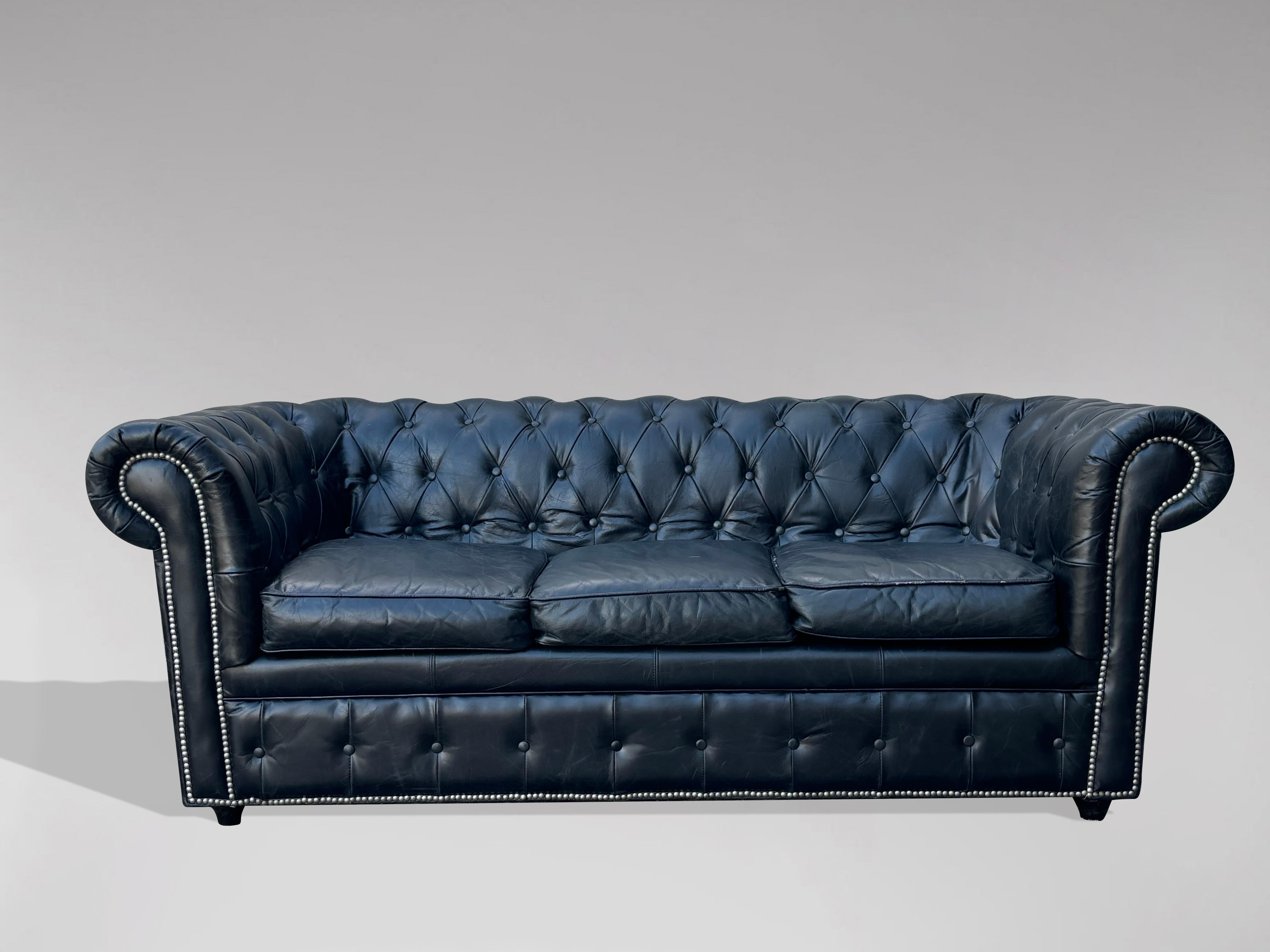 Divano Chesterfield a tre posti in pelle nera di buona qualità del XX secolo

Un divano Chesterfield a tre posti in pelle nera della fine del XX secolo con tre cuscini sciolti. Presenta uno schienale a voluta completamente abbottonato e braccioli,