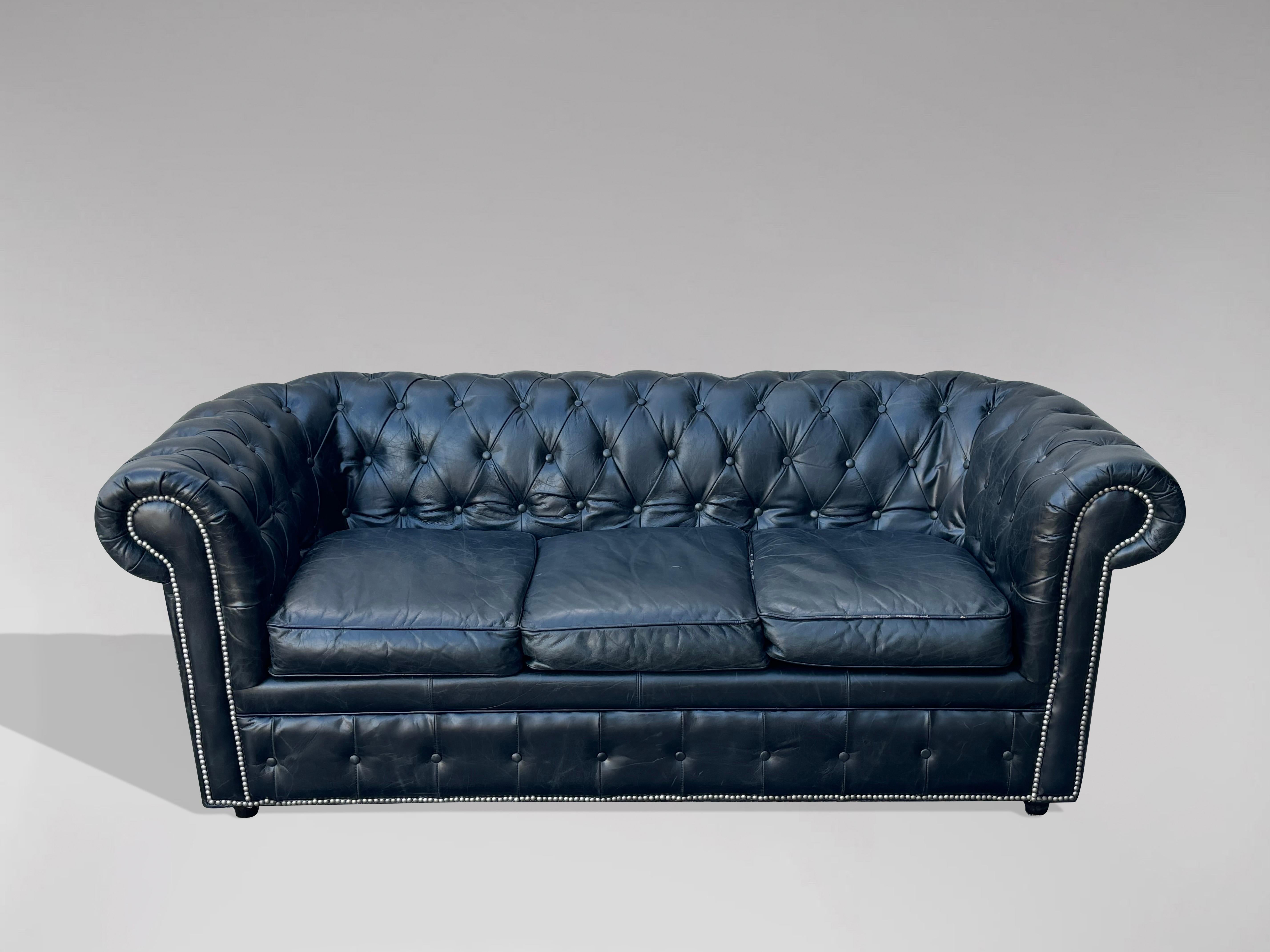 Britannico Divano Chesterfield a tre posti in pelle nera in vendita