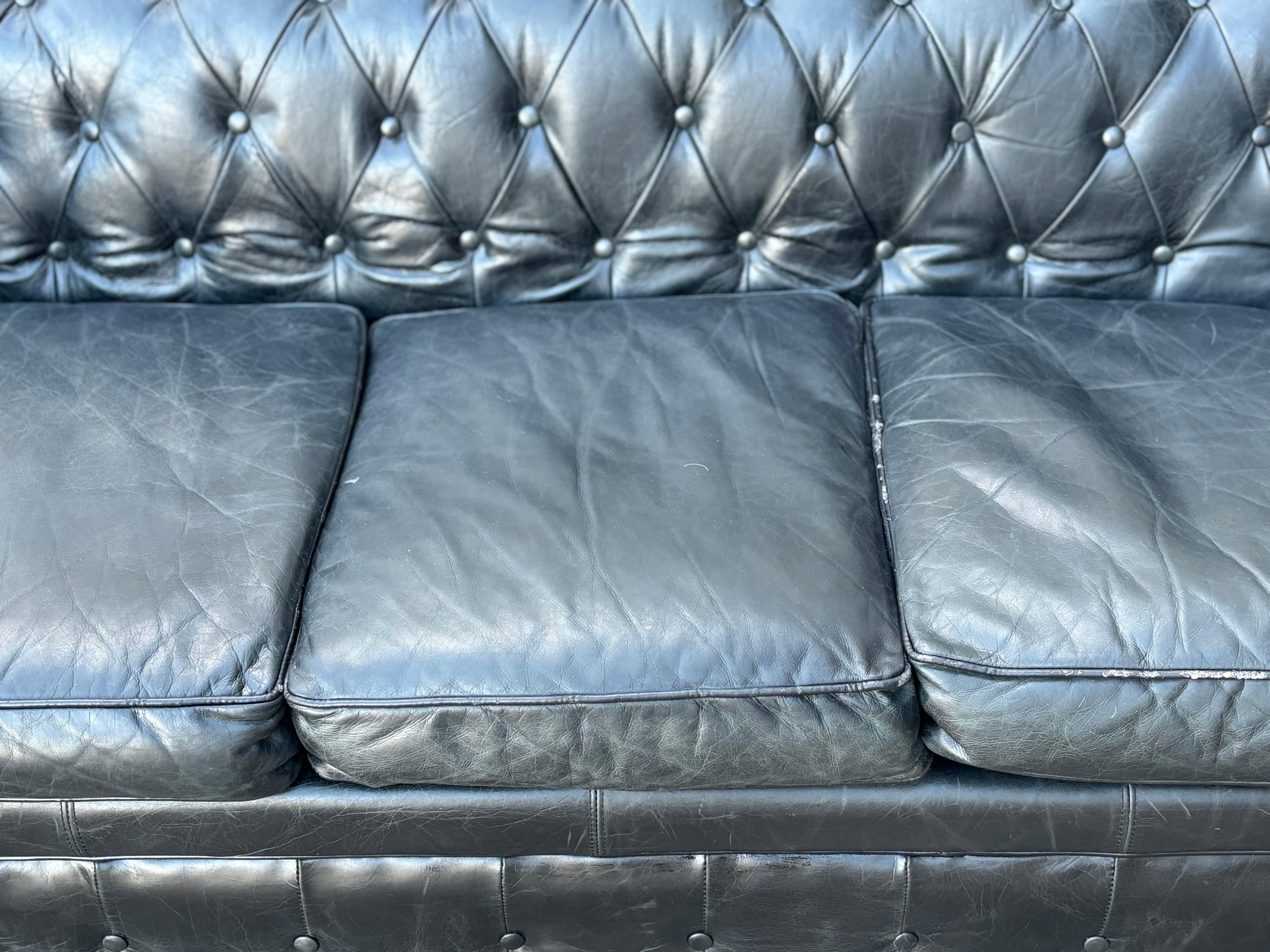 Divano Chesterfield a tre posti in pelle nera In condizioni buone in vendita a Petworth,West Sussex, GB