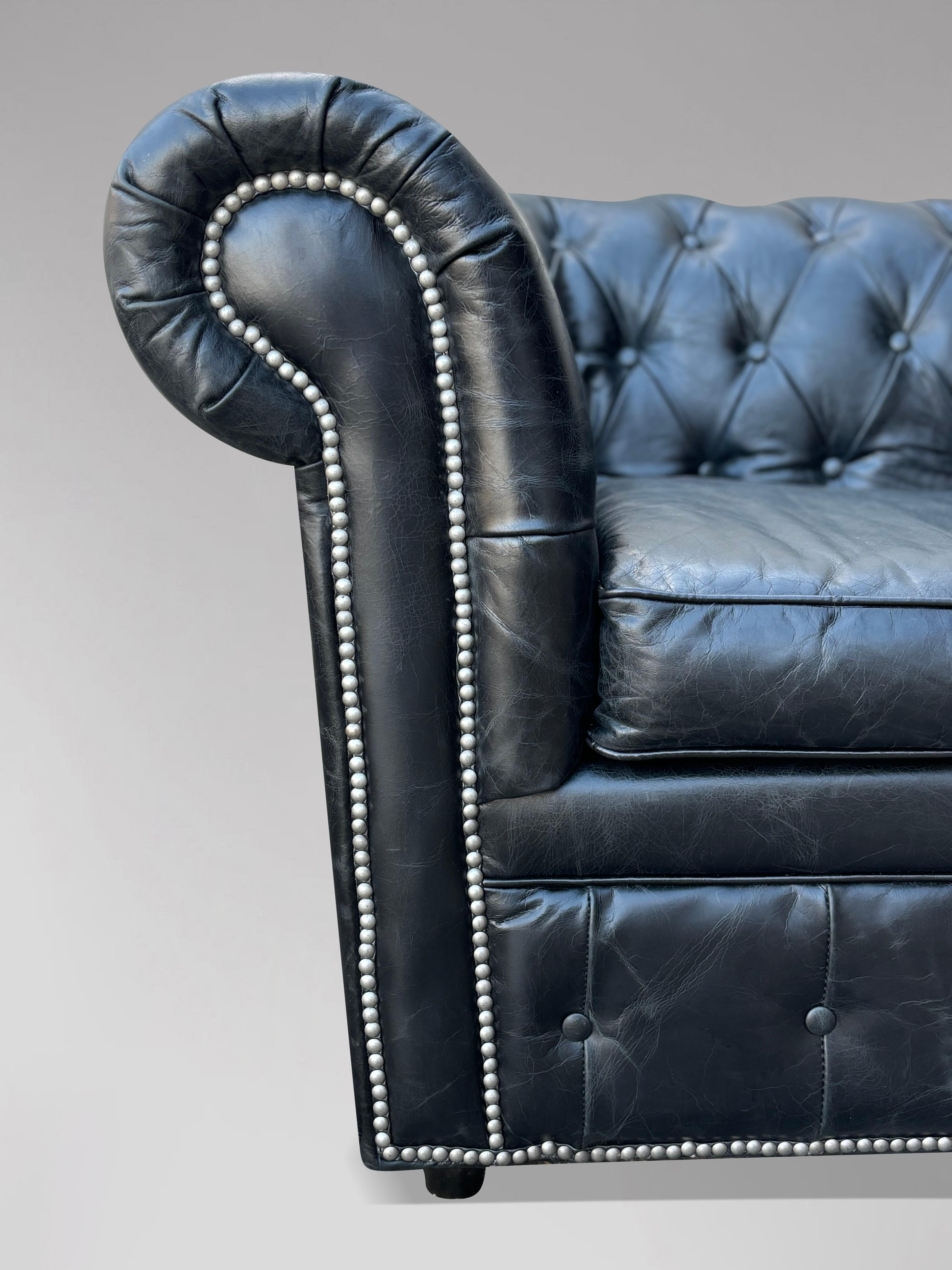 XX secolo Divano Chesterfield a tre posti in pelle nera in vendita