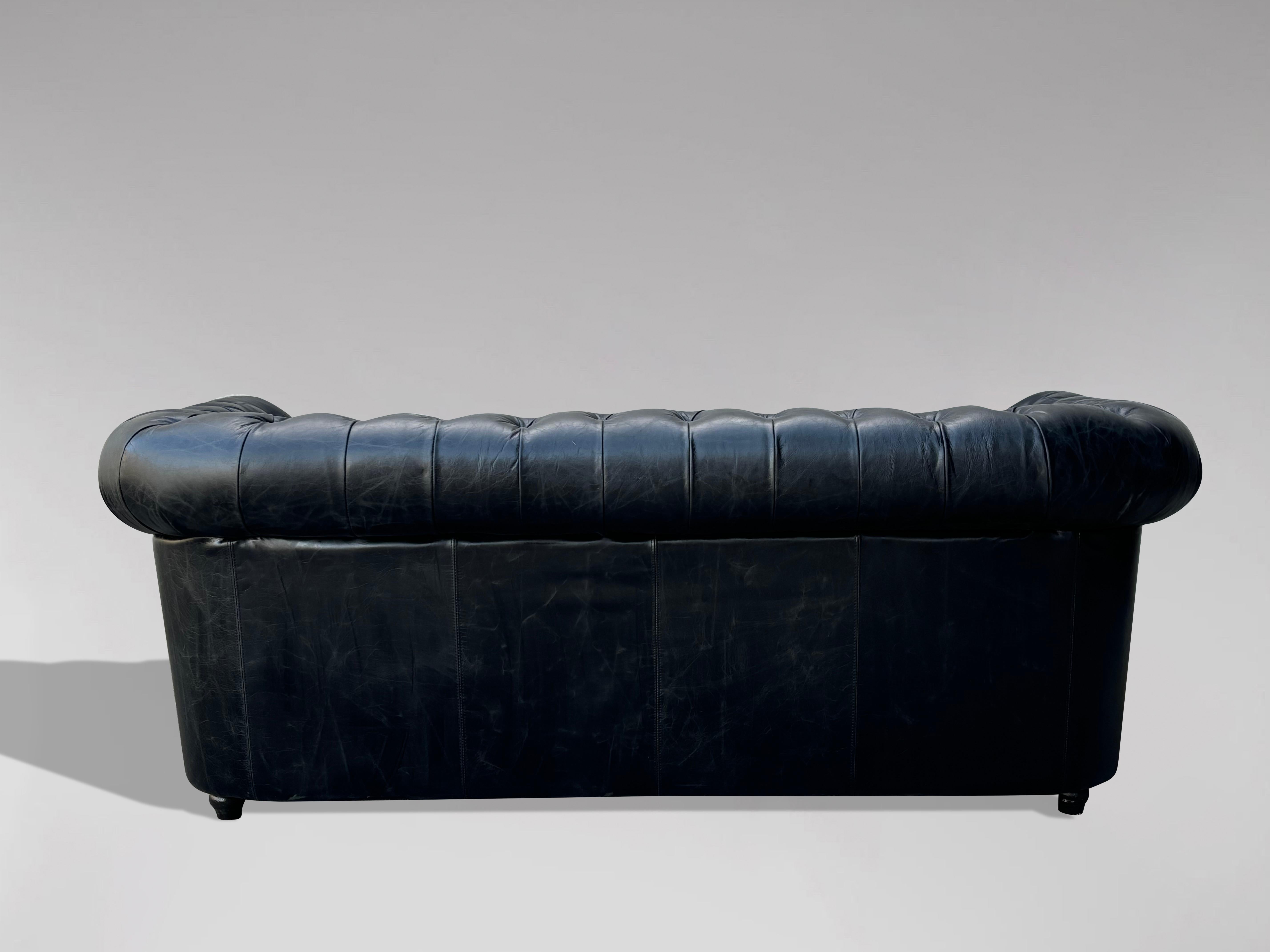 Divano Chesterfield a tre posti in pelle nera in vendita 1