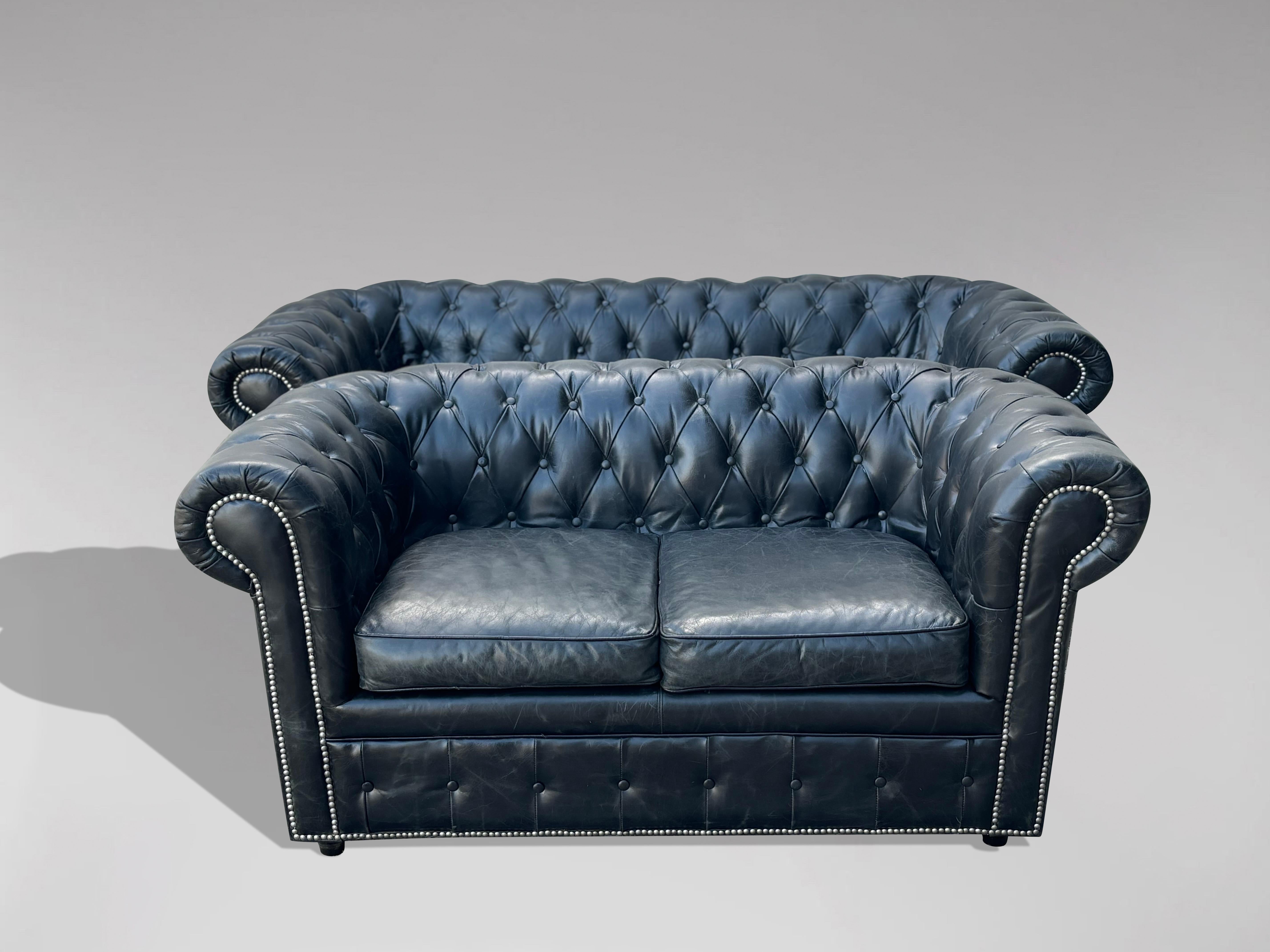 Divano Chesterfield a tre posti in pelle nera in vendita 2