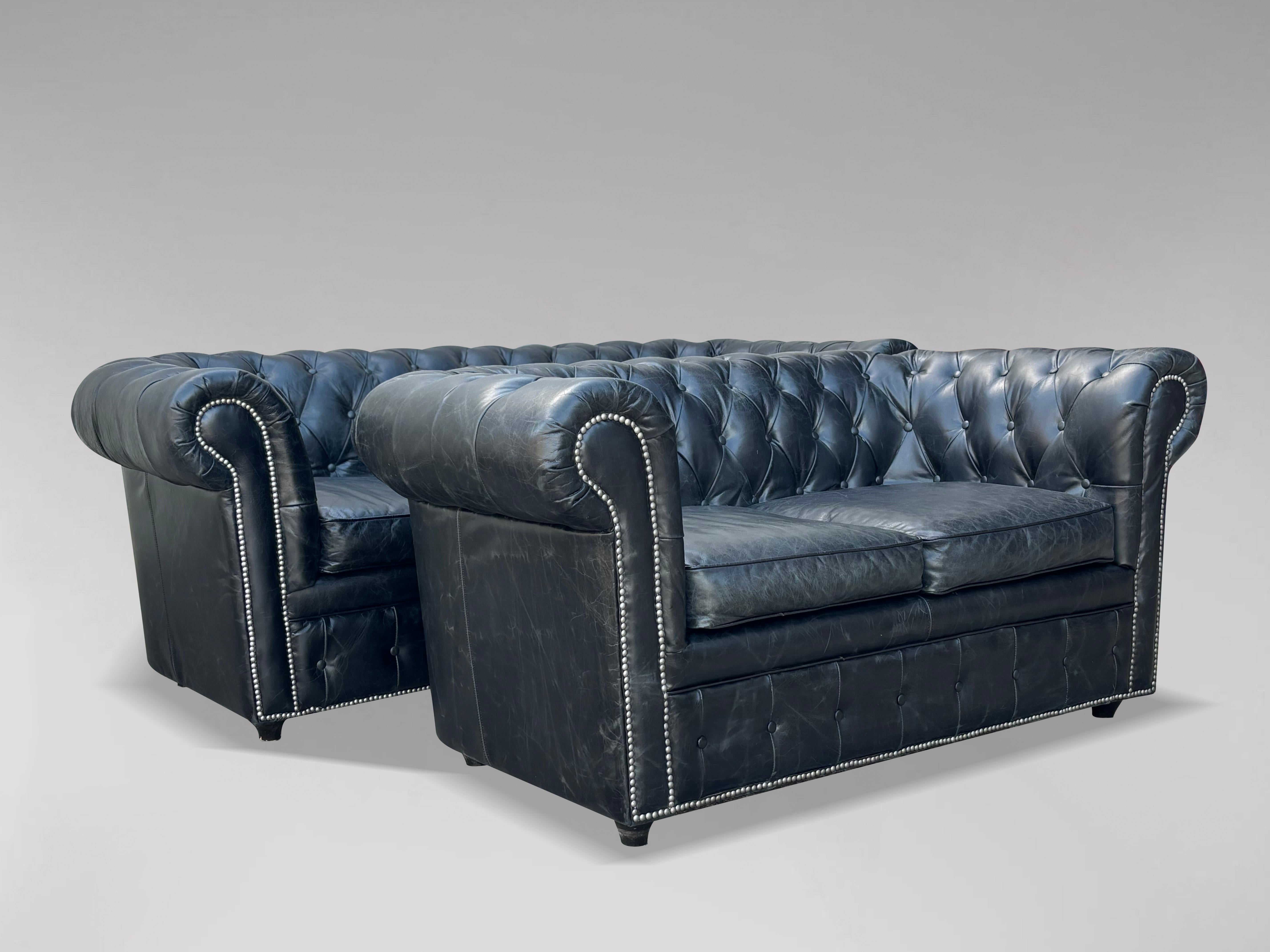 Divano Chesterfield a tre posti in pelle nera in vendita 3
