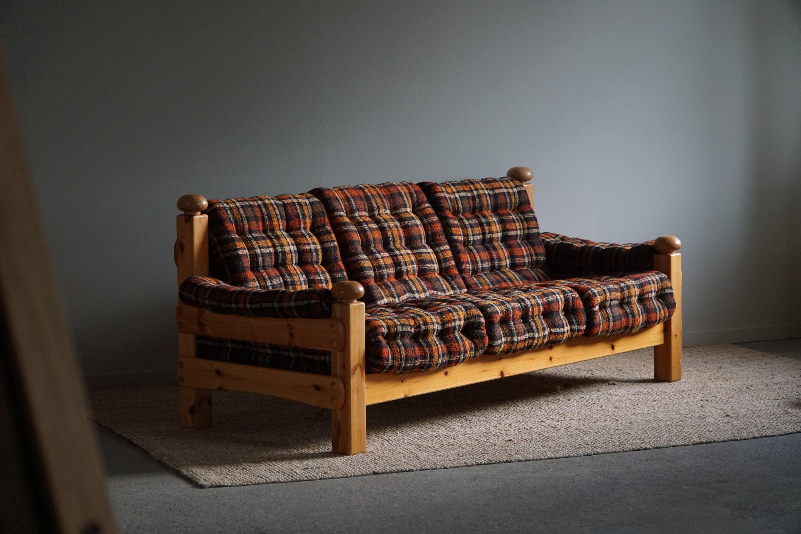 Brutalistisches Dreisitzer-Sofa aus massivem Kiefernholz, schwedische Moderne, The Moderns, 1970er Jahre im Angebot 5