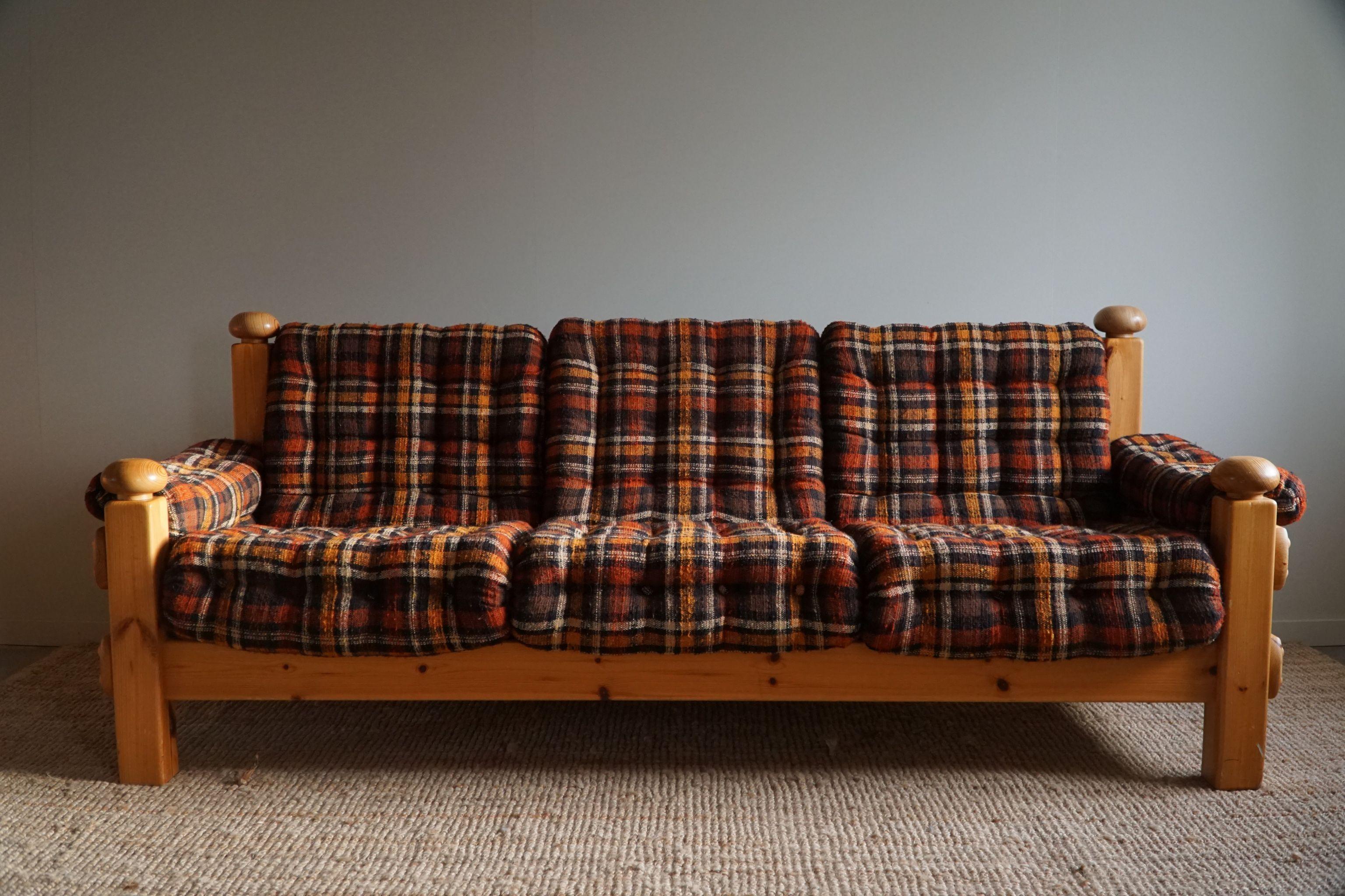Three Seater Brutalist Sofa in Solid Pine, Swedish Modern, Made in the 1970s For Sale 7