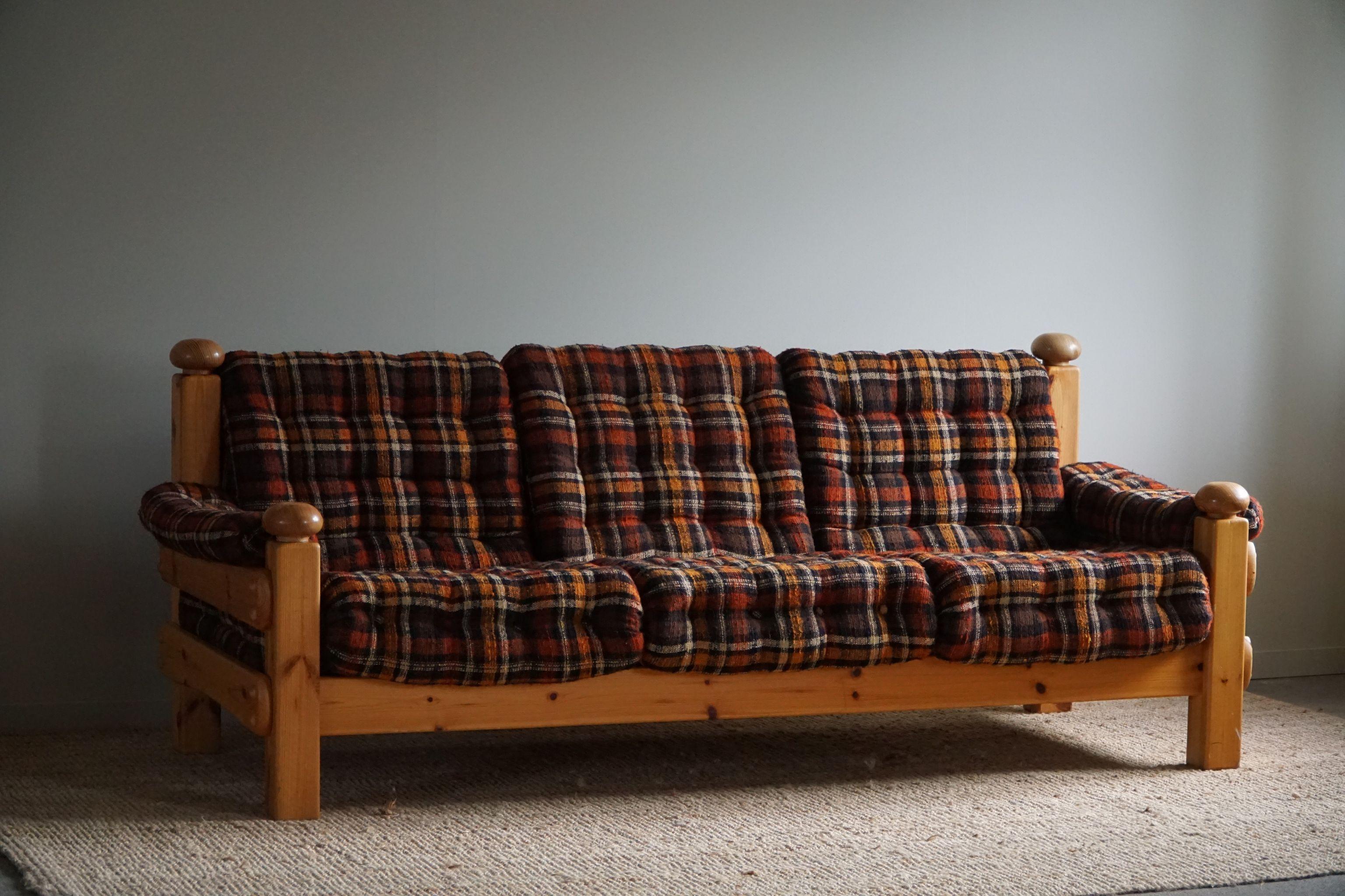 Three Seater Brutalist Sofa in Solid Pine, Swedish Modern, Made in the 1970s For Sale 11