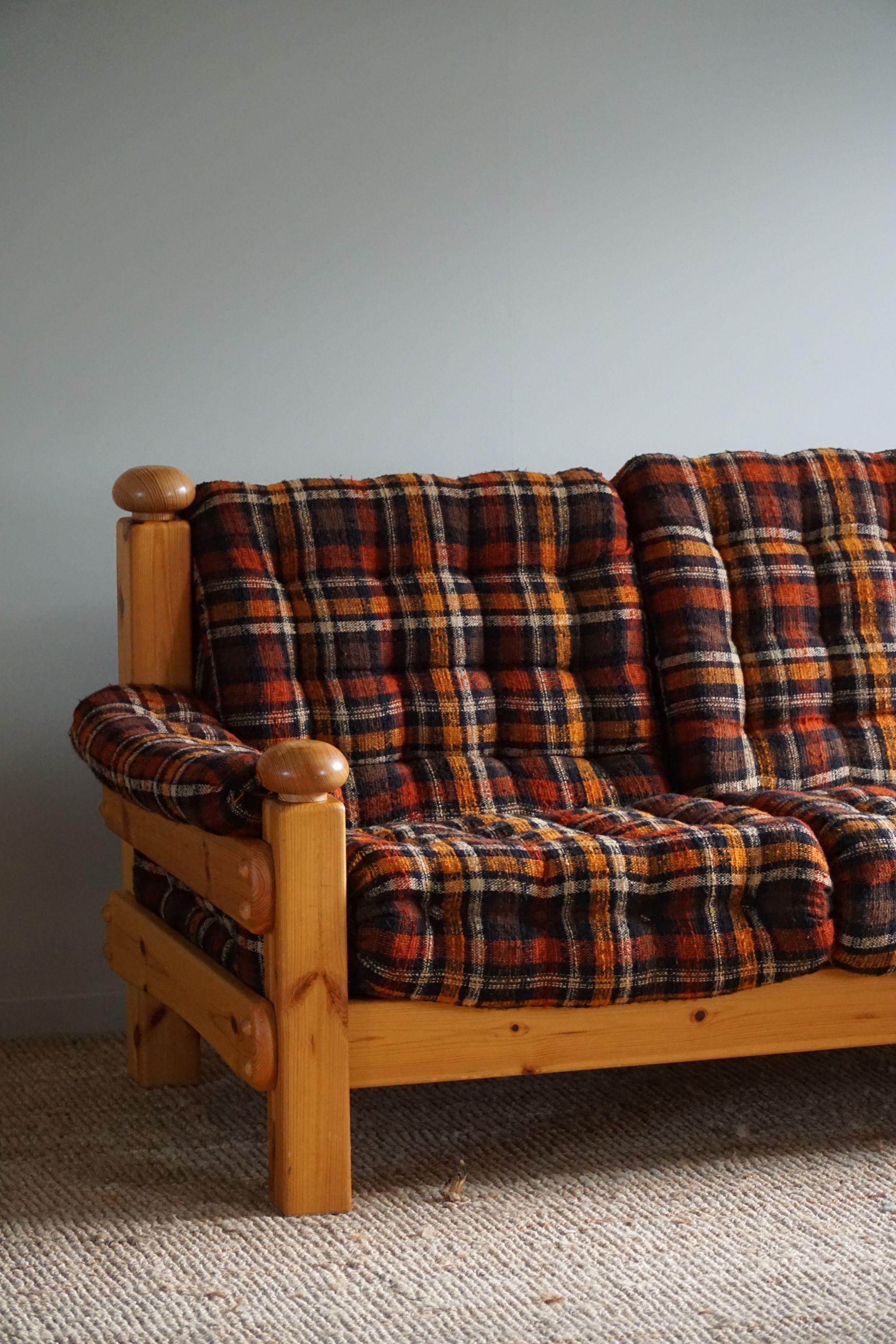Brutalistisches Dreisitzer-Sofa aus massivem Kiefernholz, schwedische Moderne, The Moderns, 1970er Jahre im Angebot 11