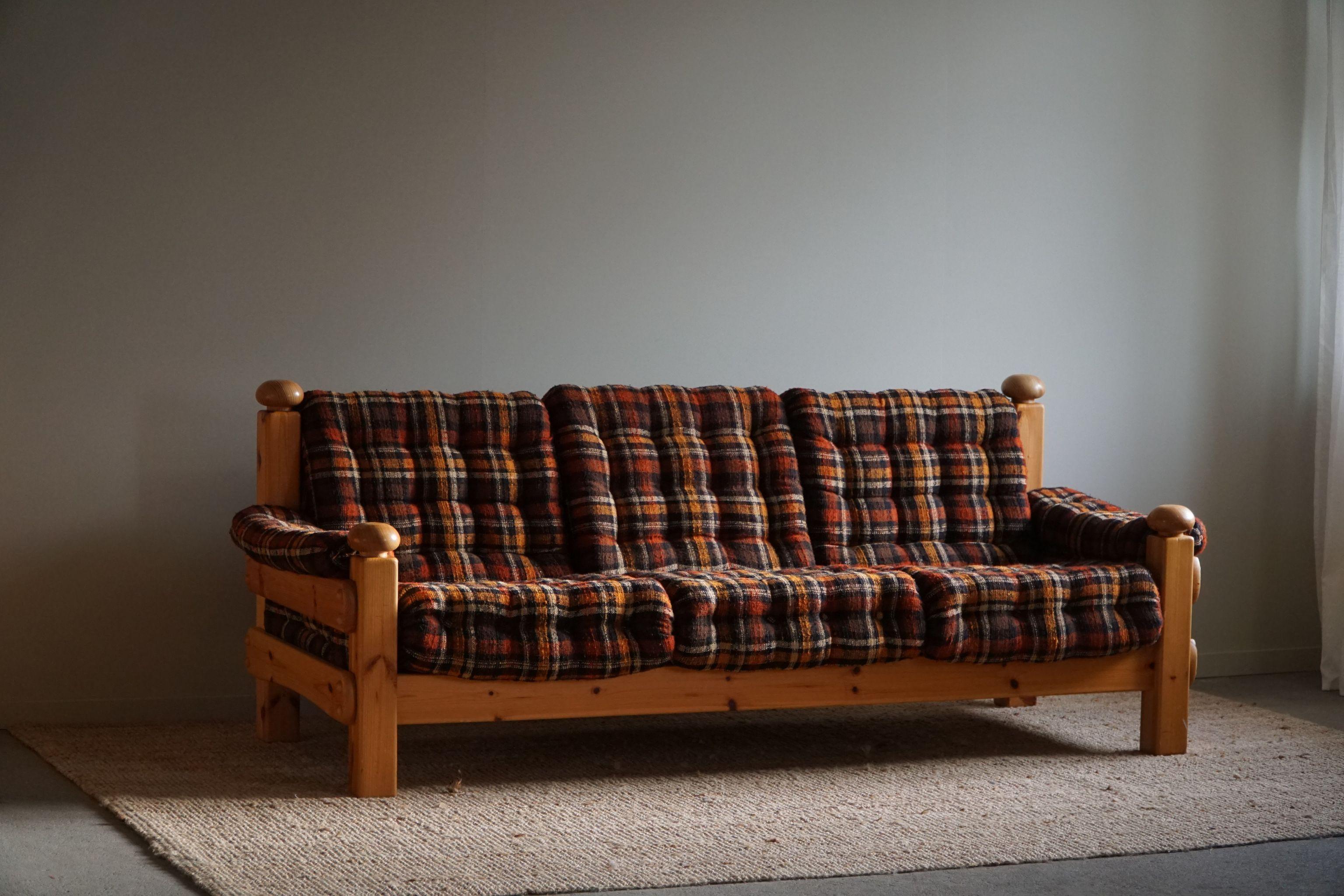 Three Seater Brutalist Sofa in Solid Pine, Swedish Modern, Made in the 1970s For Sale 13