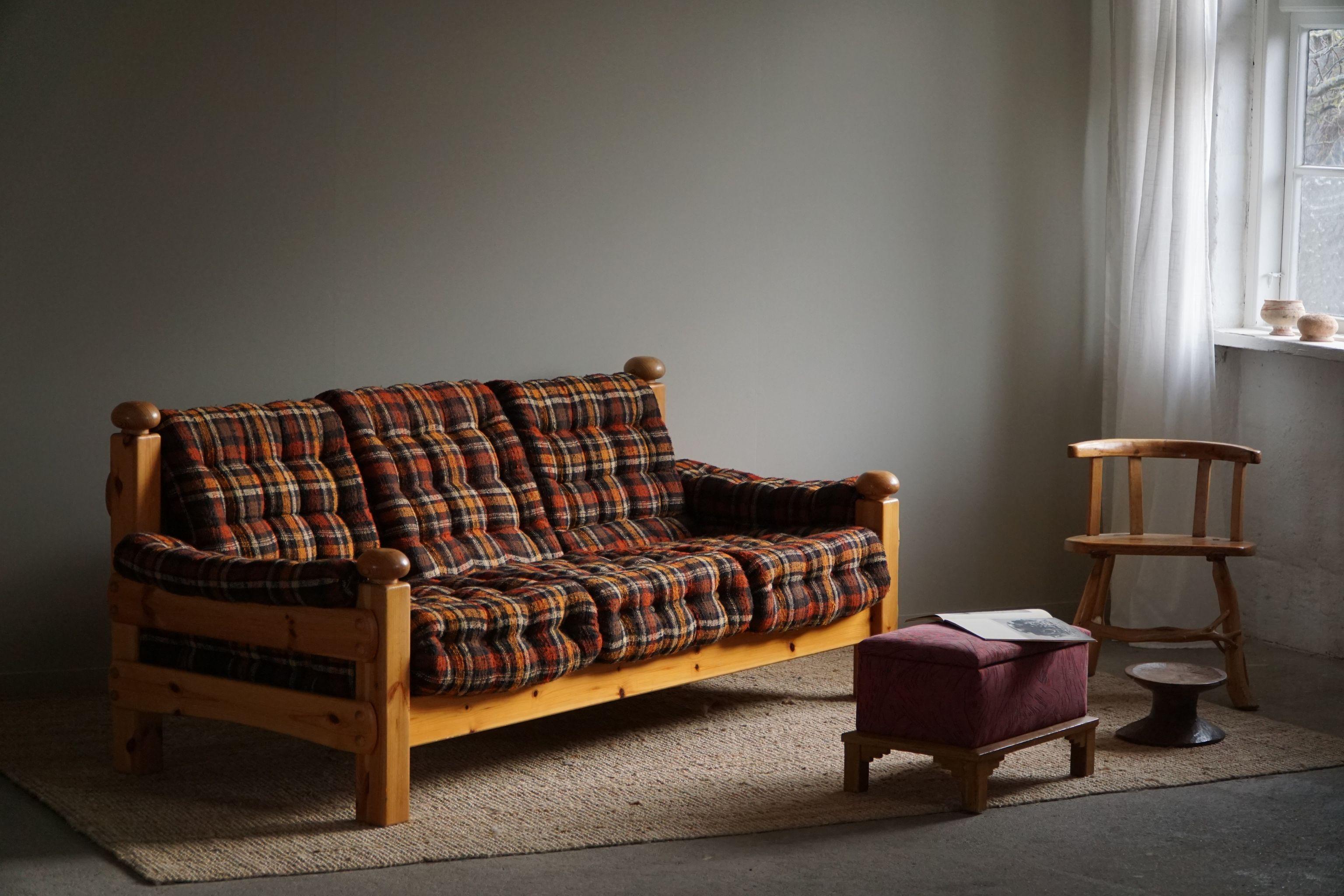 Ein bequemes Dreisitzer-Sofa, gepolstert mit einem Vintage-Stoff. 
Wird dem schwedischen Designer Sven Larsson zugeschrieben. Hergestellt in den 1970er Jahren.
Dieses solide Sofa passt zu vielen Einrichtungsstilen. Ein modernes, klassisches, Art