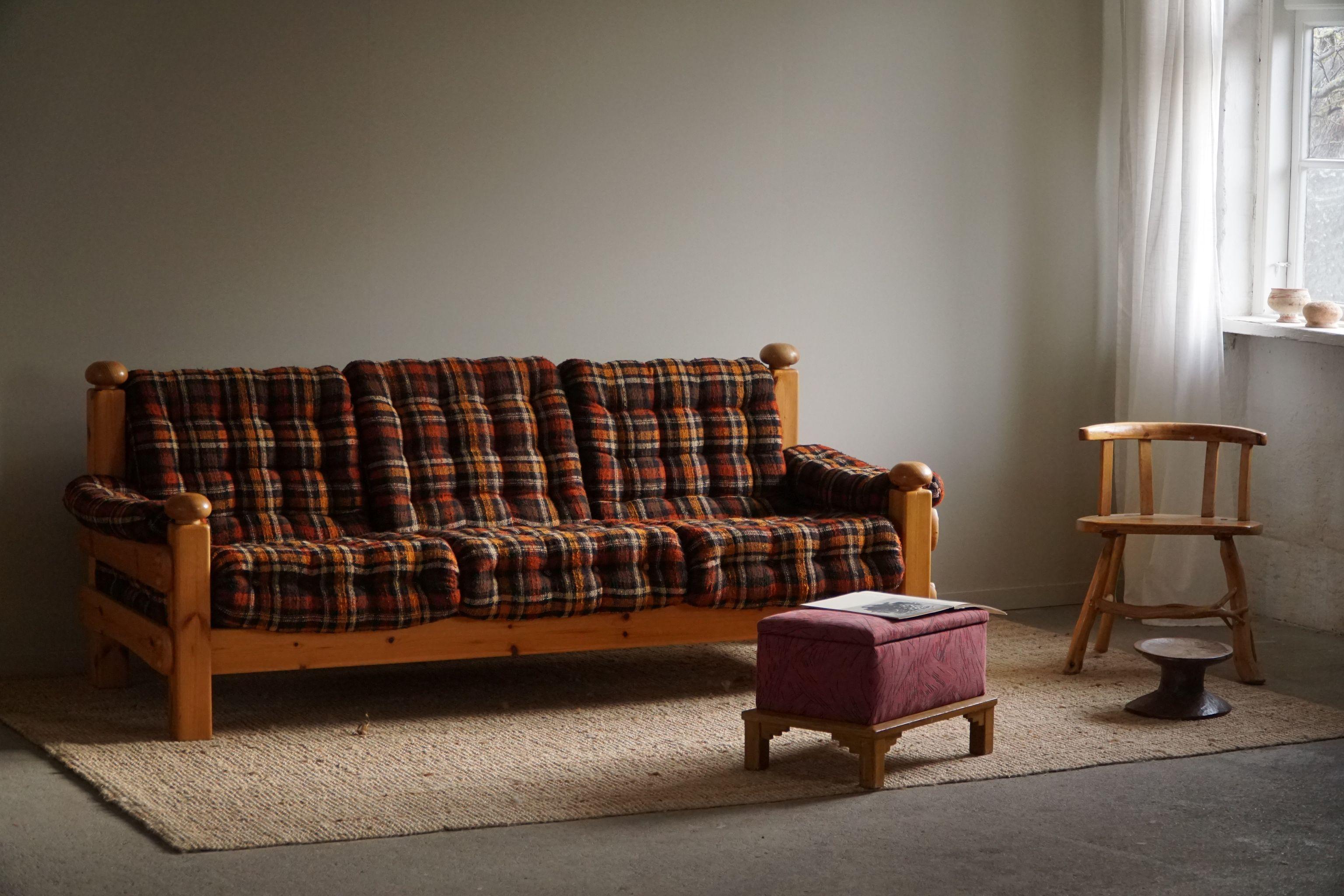 Brutalistisches Dreisitzer-Sofa aus massivem Kiefernholz, schwedische Moderne, The Moderns, 1970er Jahre (Skandinavische Moderne) im Angebot