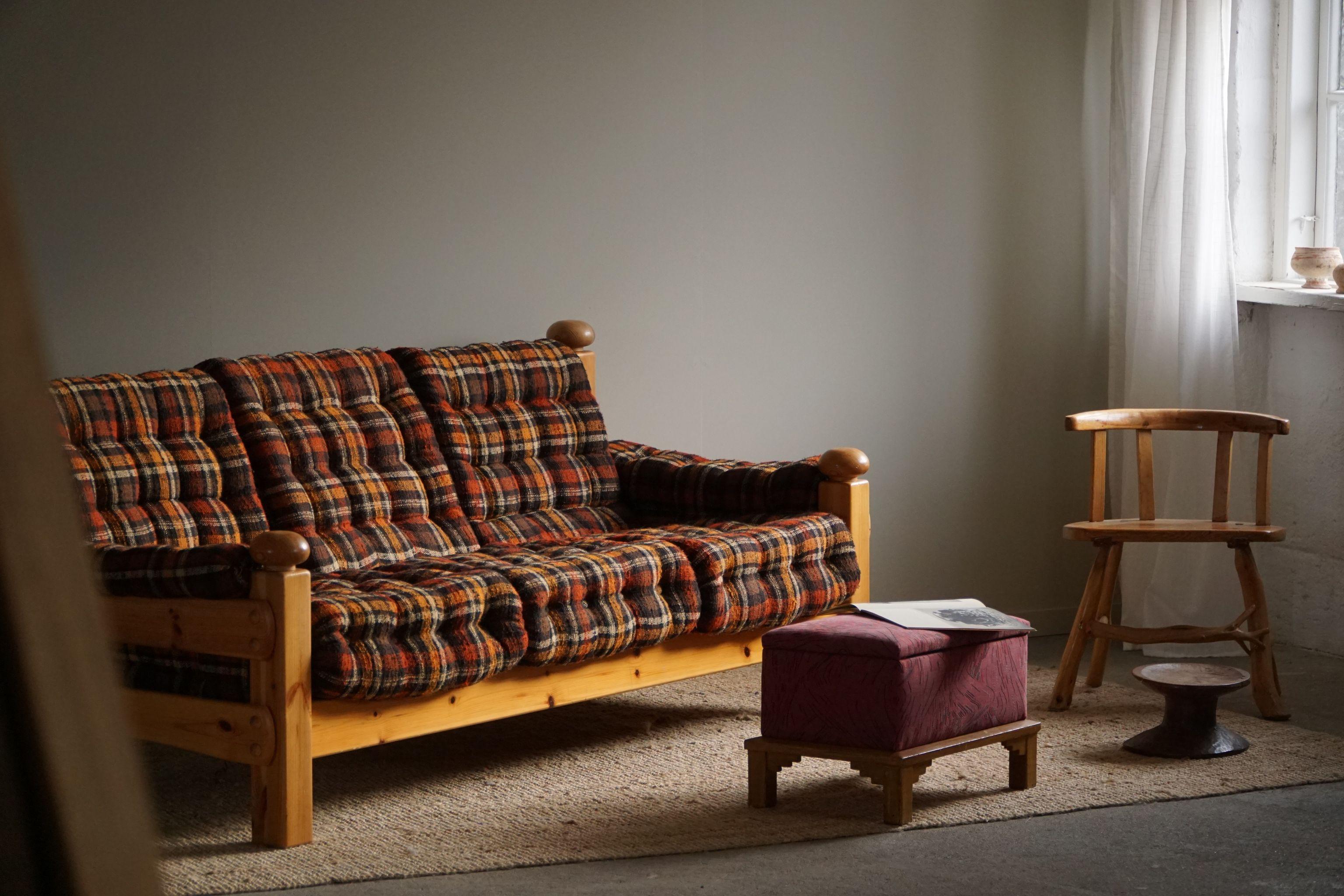 Brutalistisches Dreisitzer-Sofa aus massivem Kiefernholz, schwedische Moderne, The Moderns, 1970er Jahre (20. Jahrhundert) im Angebot