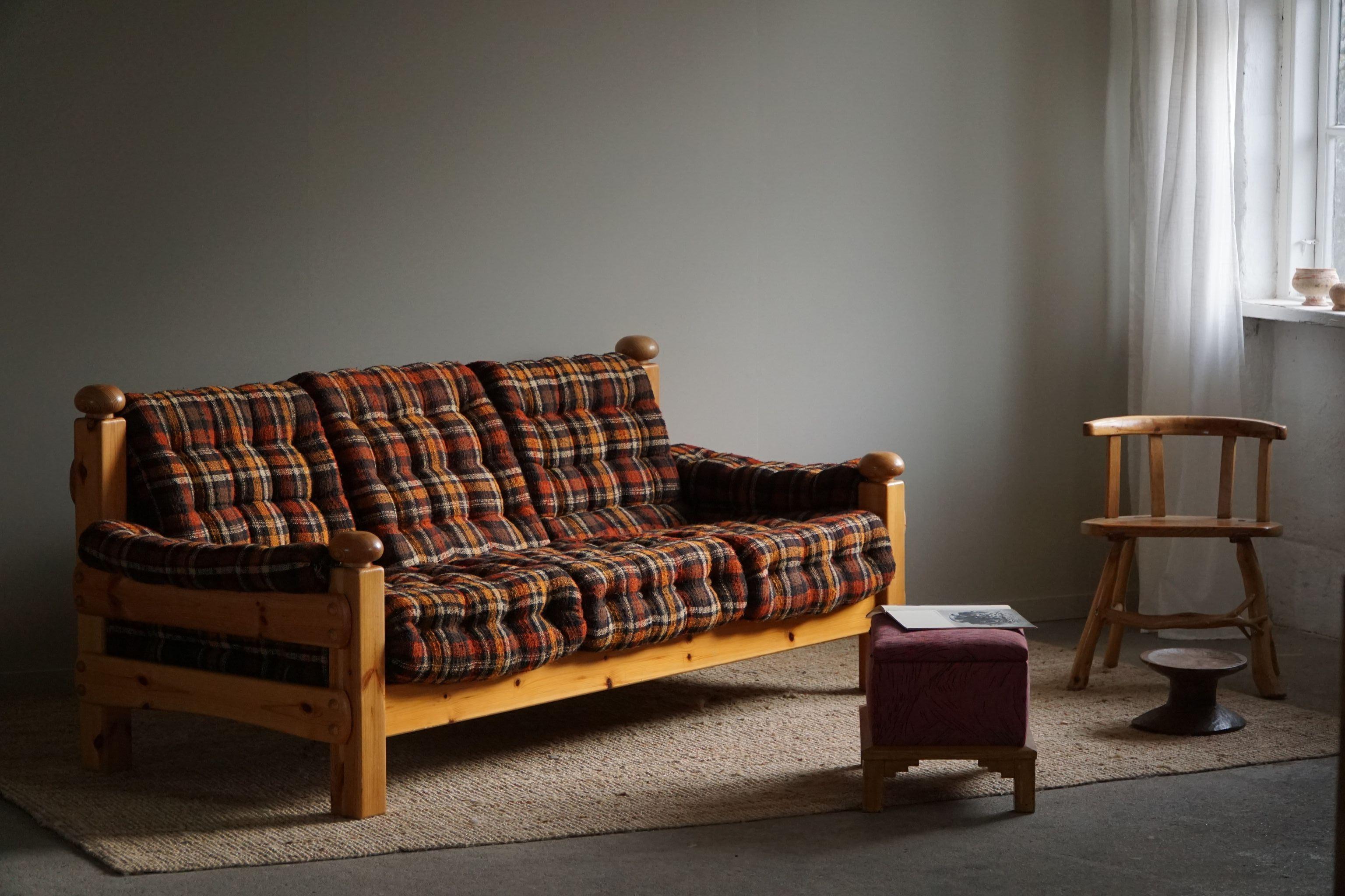 Brutalistisches Dreisitzer-Sofa aus massivem Kiefernholz, schwedische Moderne, The Moderns, 1970er Jahre im Angebot 1
