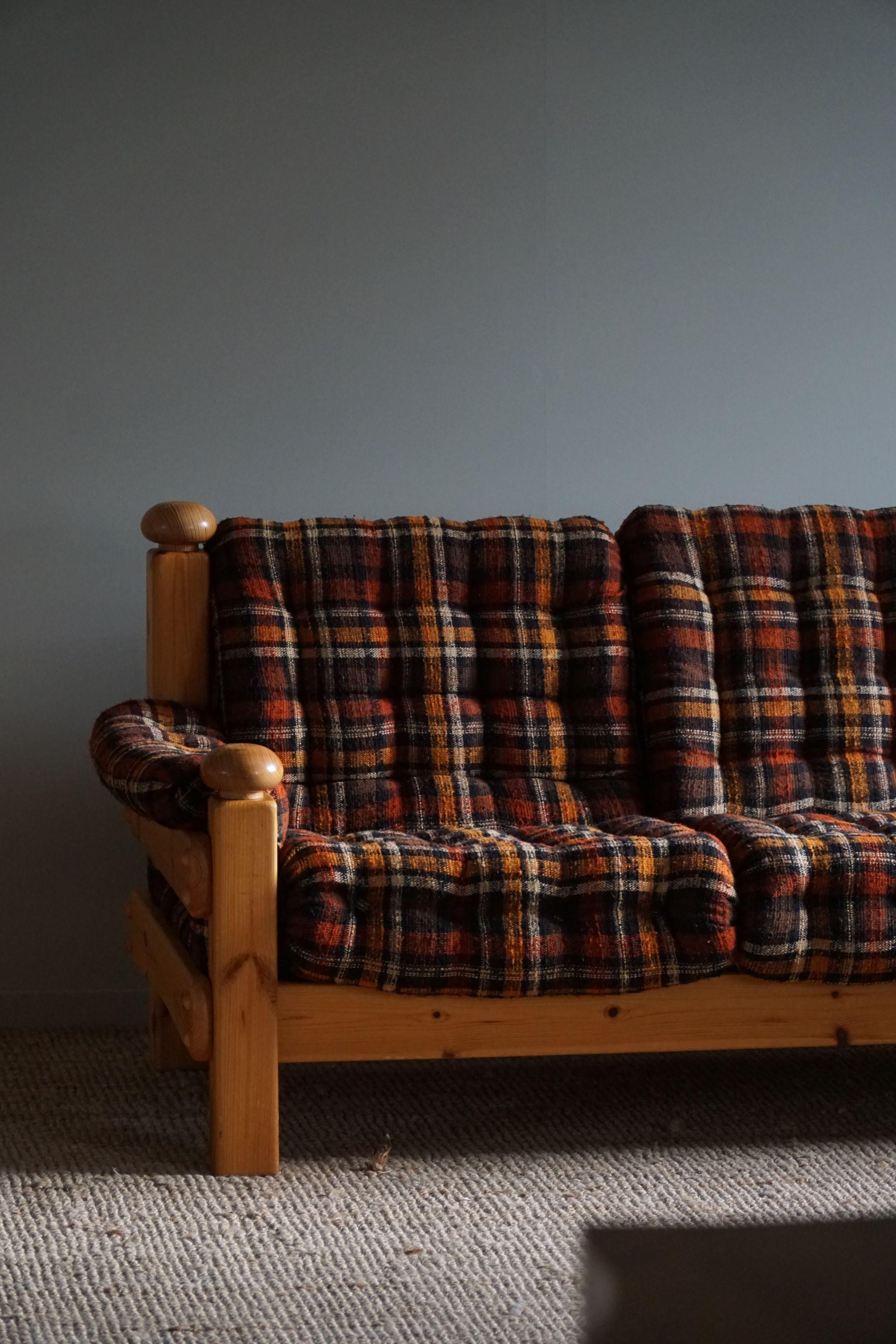 Brutalistisches Dreisitzer-Sofa aus massivem Kiefernholz, schwedische Moderne, The Moderns, 1970er Jahre im Angebot 2