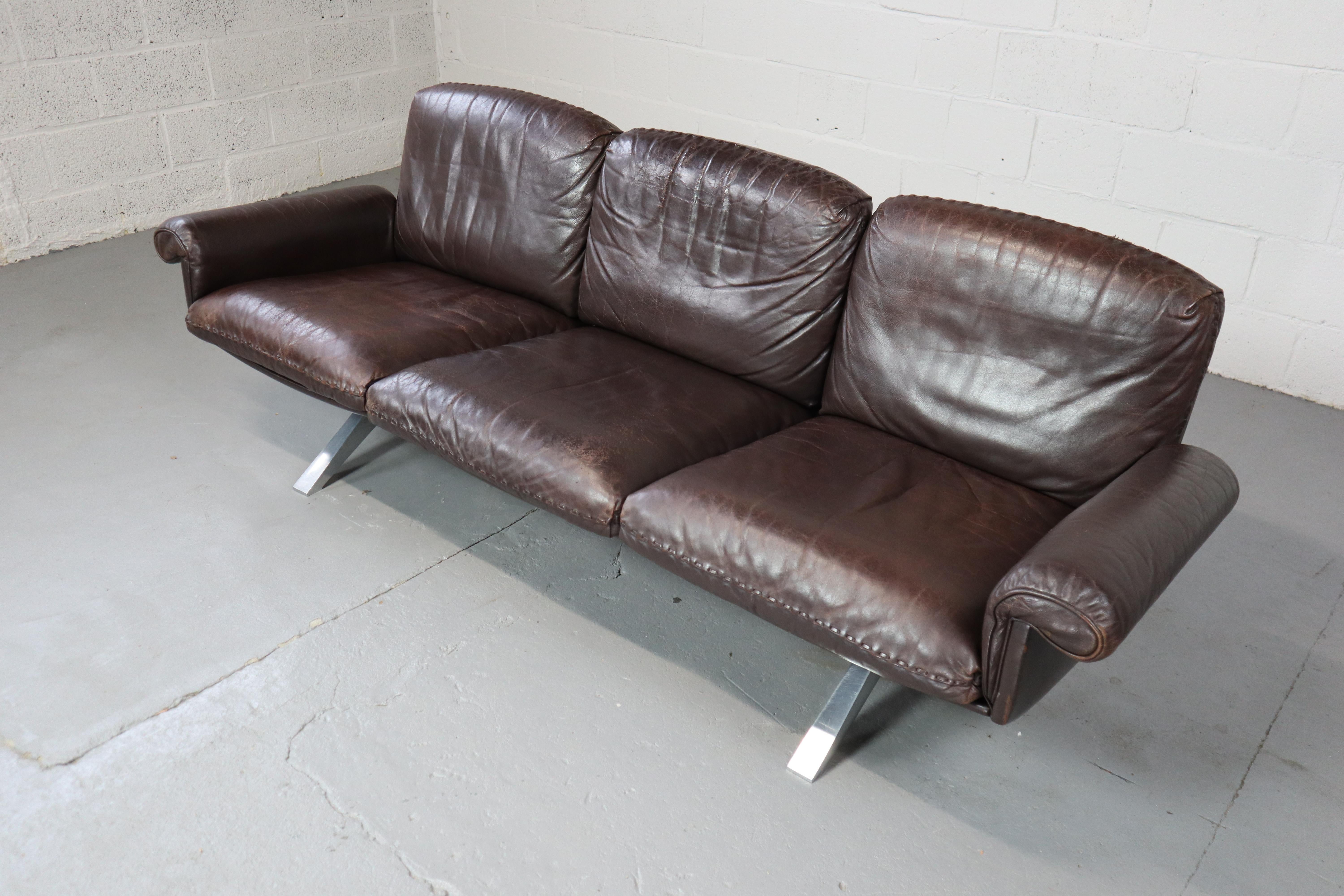 Aluminum Three-seater leather sofa DS-31 by De Sede Switzerland, 1970's For Sale