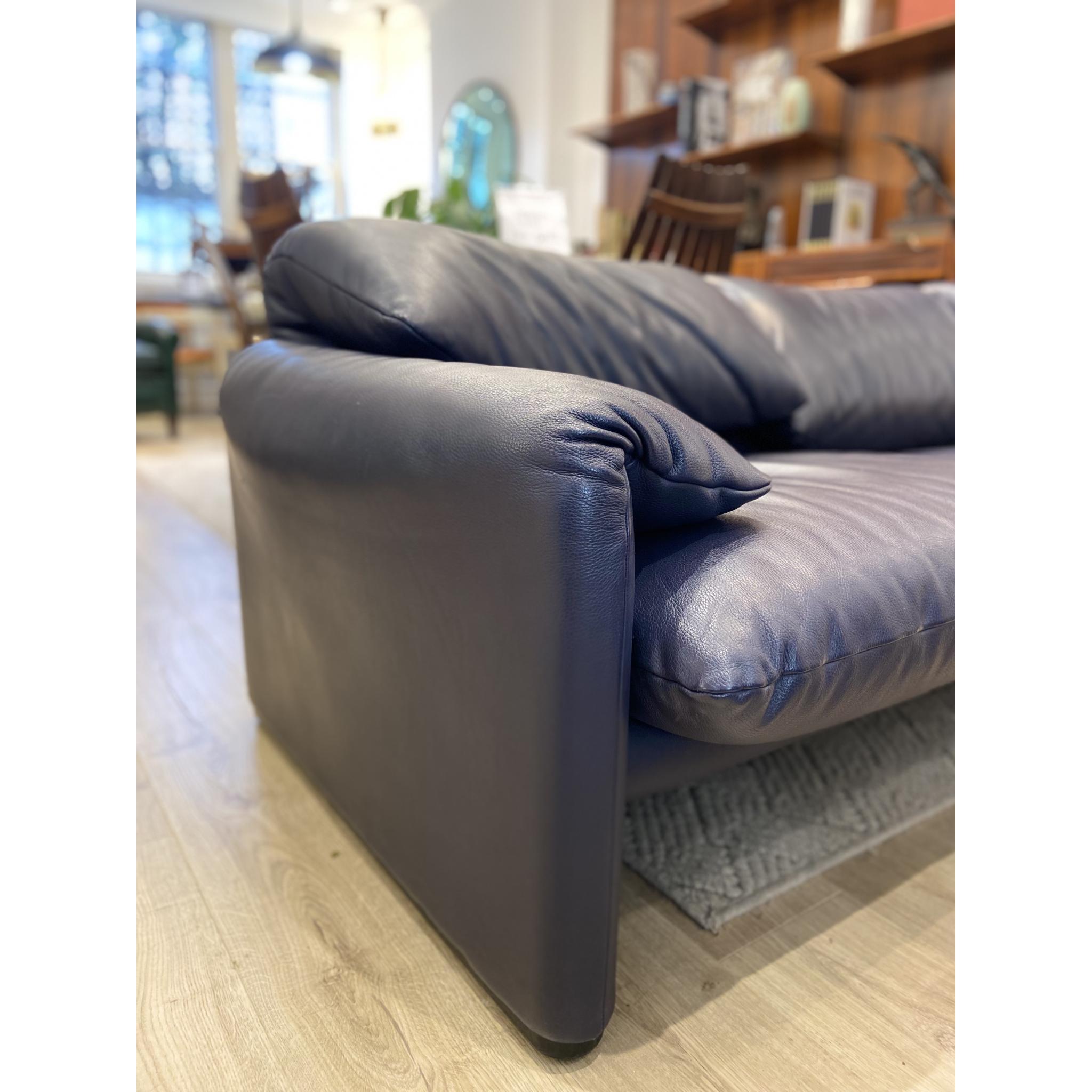 Dreisitzer- Maralunga-Sofa von Vico Magistretti für Cassina im Zustand „Relativ gut“ in London, GB