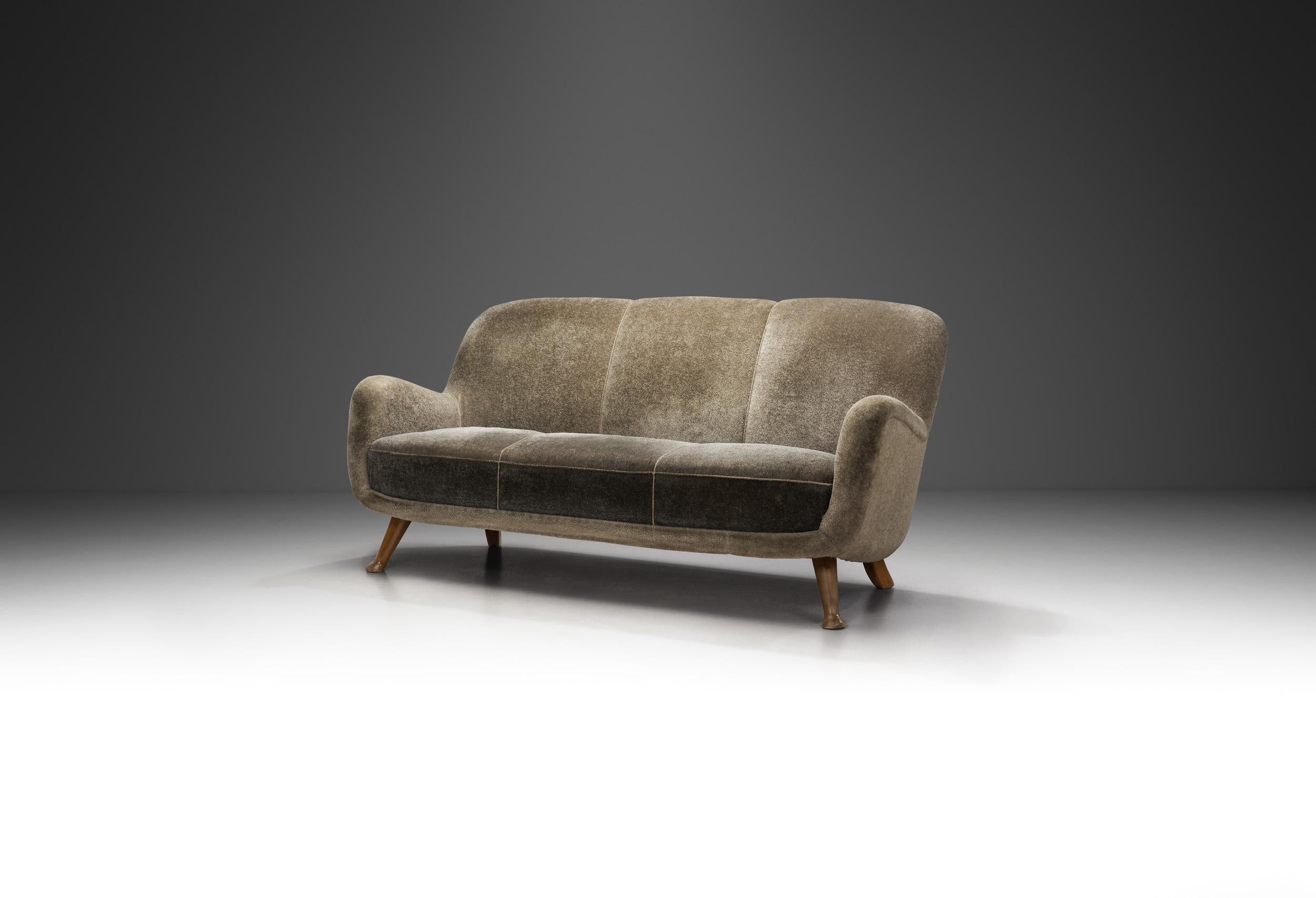Designed in the early phase of what we know today as mid-century modern, this charming sofa is unique evidence of how traditional Swedish craftsmanship was brought into modernism. Berga Möbler, later called Berga Form, began manufacturing furniture