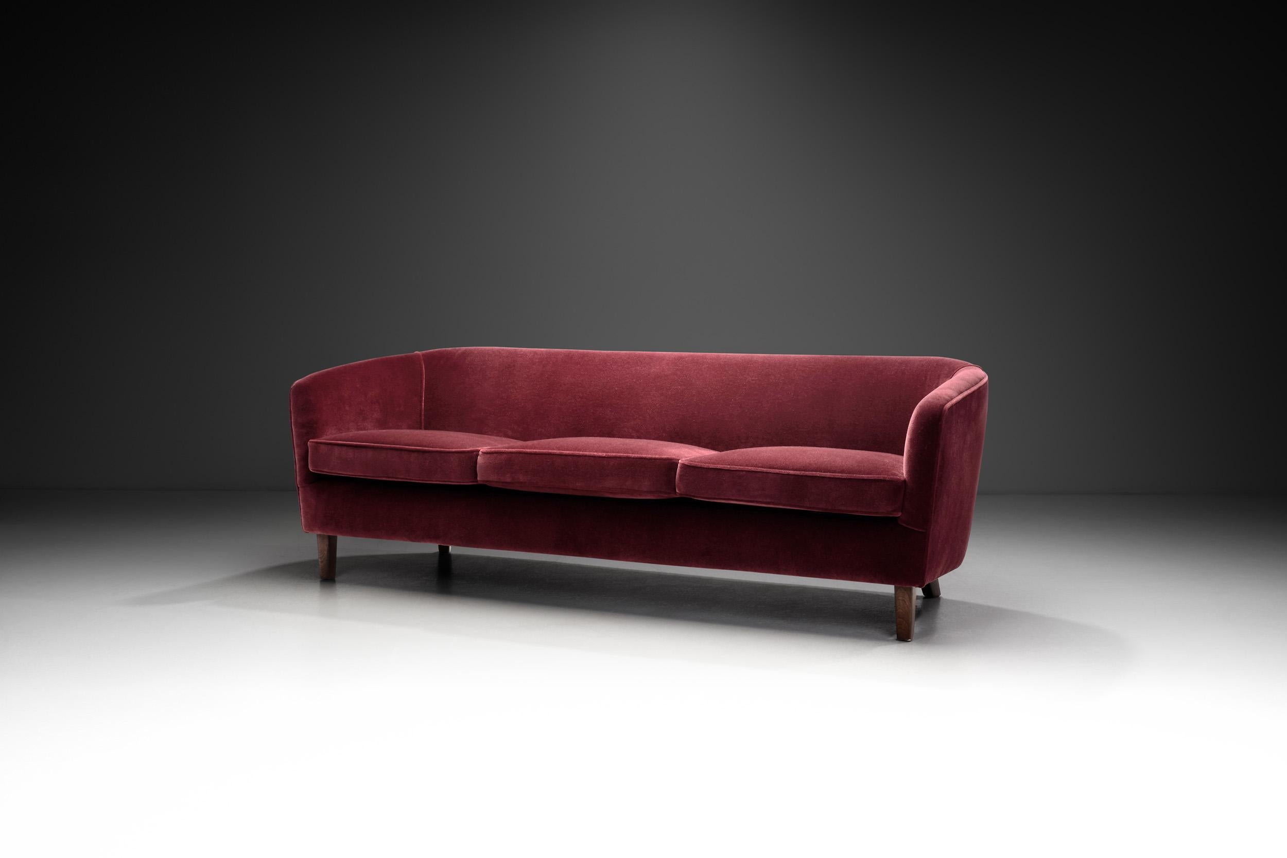 Il design di metà secolo è tipicamente caratterizzato da linee pulite e semplici e dall'uso onesto di materiali di qualità. In genere include anche l'uso minimo e di buon gusto di abbellimenti decorativi. Questo divano è un esempio delizioso di