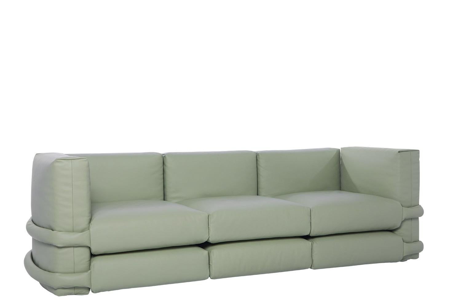 Le canapé Pillow est conçu par Muller Van Severen et présenté par BD. Ce canapé a été amélioré dans un nouveau système ludique et modulaire. Les coussins indépendants sont nets et richement colorés, parfaits pour être assemblés afin de créer une
