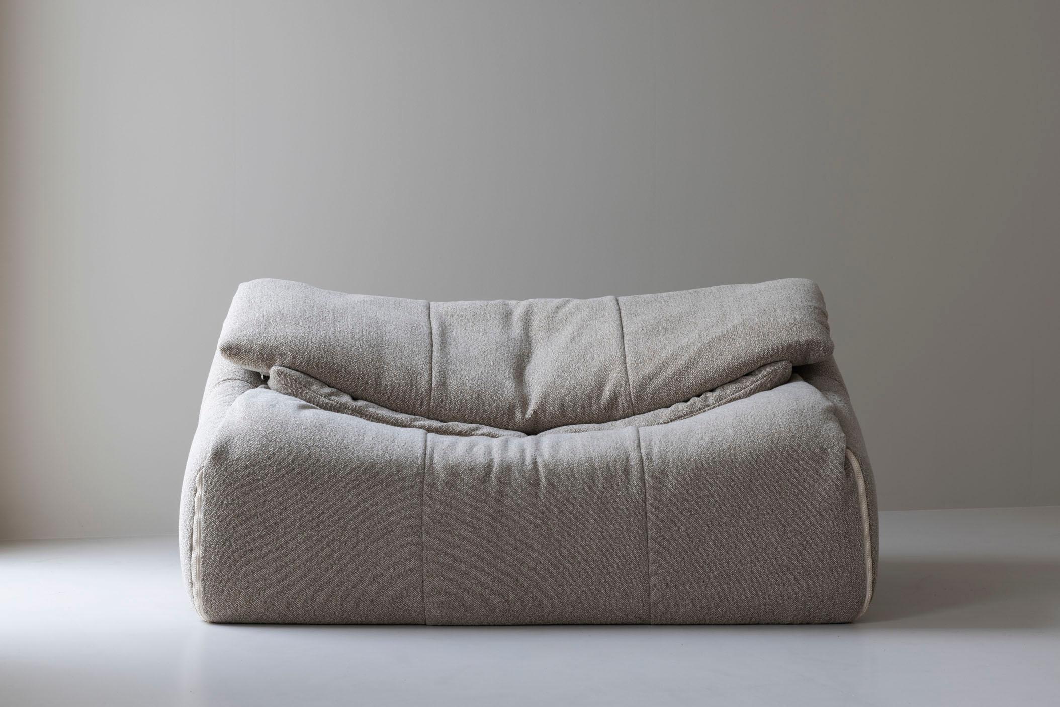 Three-seater model ‘Plumy’ designed by Annie Hieronimus for Cinna / Ligne Roset, France 1970’s. The soft curves and feel of a draped sofa result in a refined aesthetic that is timeless. Professionally re-upholsterd in a high quality boucle wool