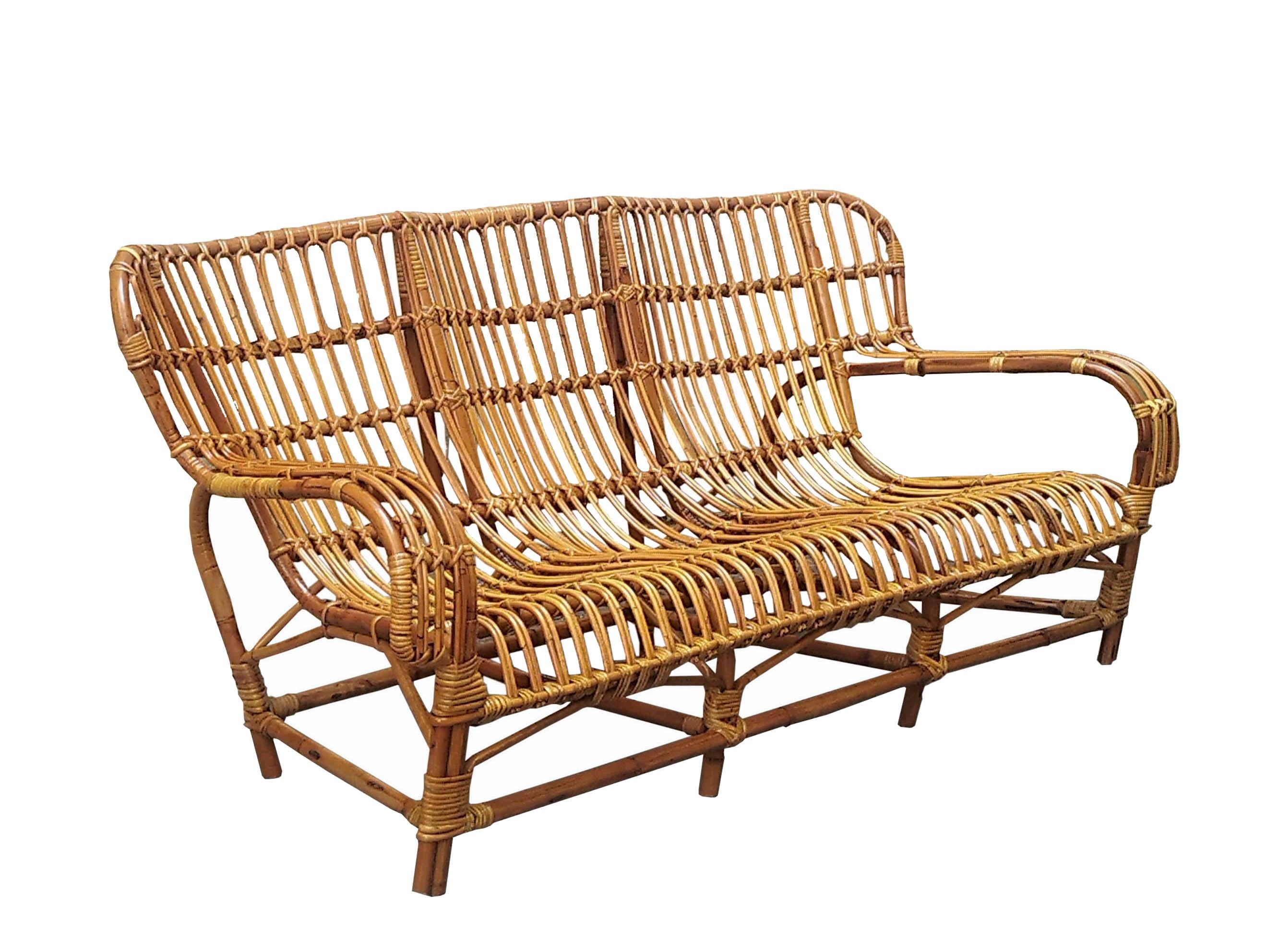 Elegante sofá de tres plazas de los años sesenta. Armazón de ratán y bambú con bonitas formas. Este maravilloso sofá está en muy buen estado, con ligeros signos de desgaste por la edad y el uso, conservando una hermosa pátina. 
