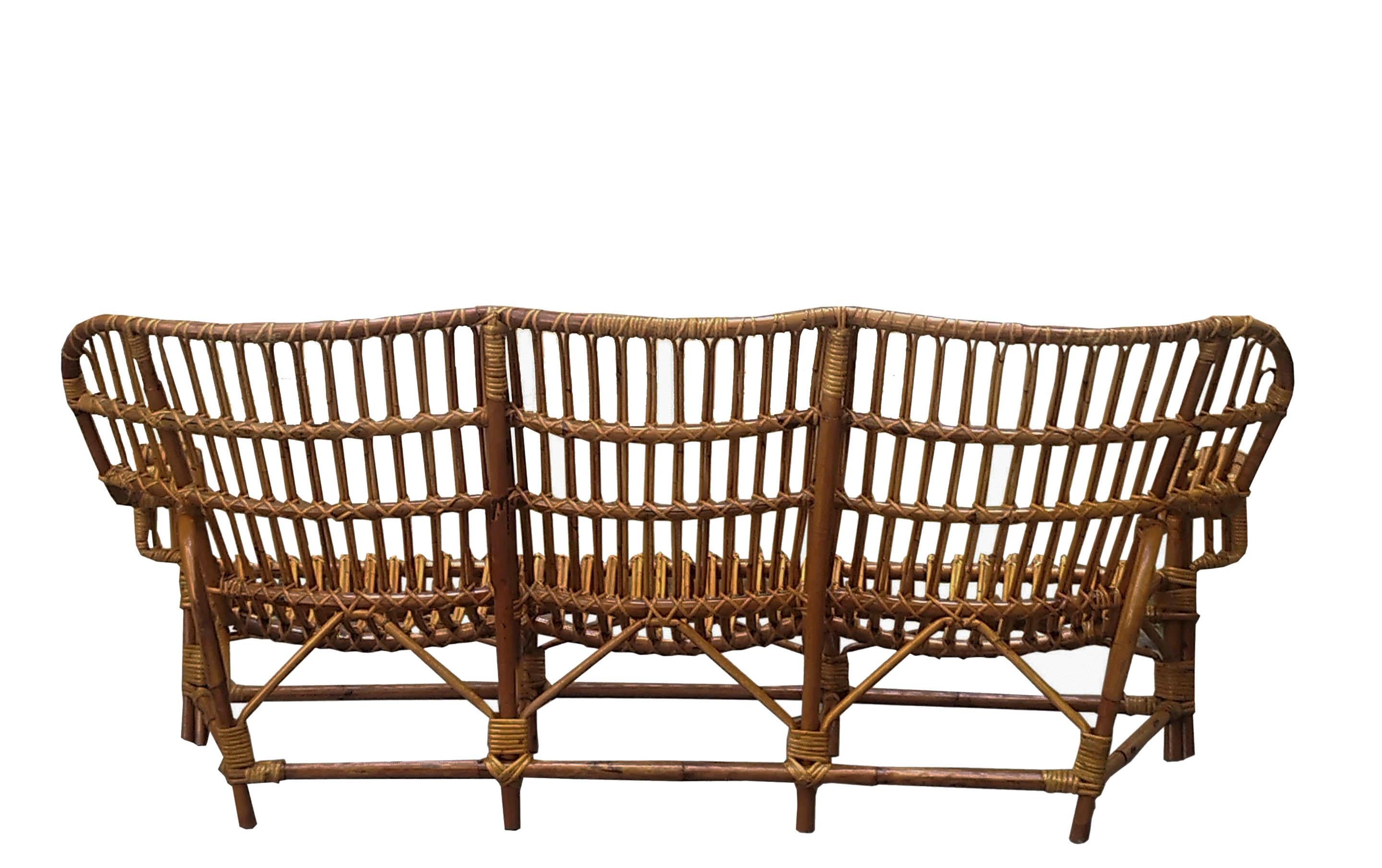 Sofá de tres plazas de ratán, Italia Años 60 Moderno de mediados de siglo en venta