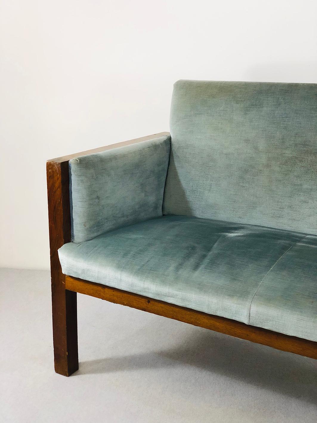 Beautiful three-seat sofa from 1940 attributed to Franco Albini in rosewood.
The fabric used for the padding of the sofa Franco Albini is original of the time, fine velvet in sugar paper color. It is ideal to complete a vintage decor in the living
