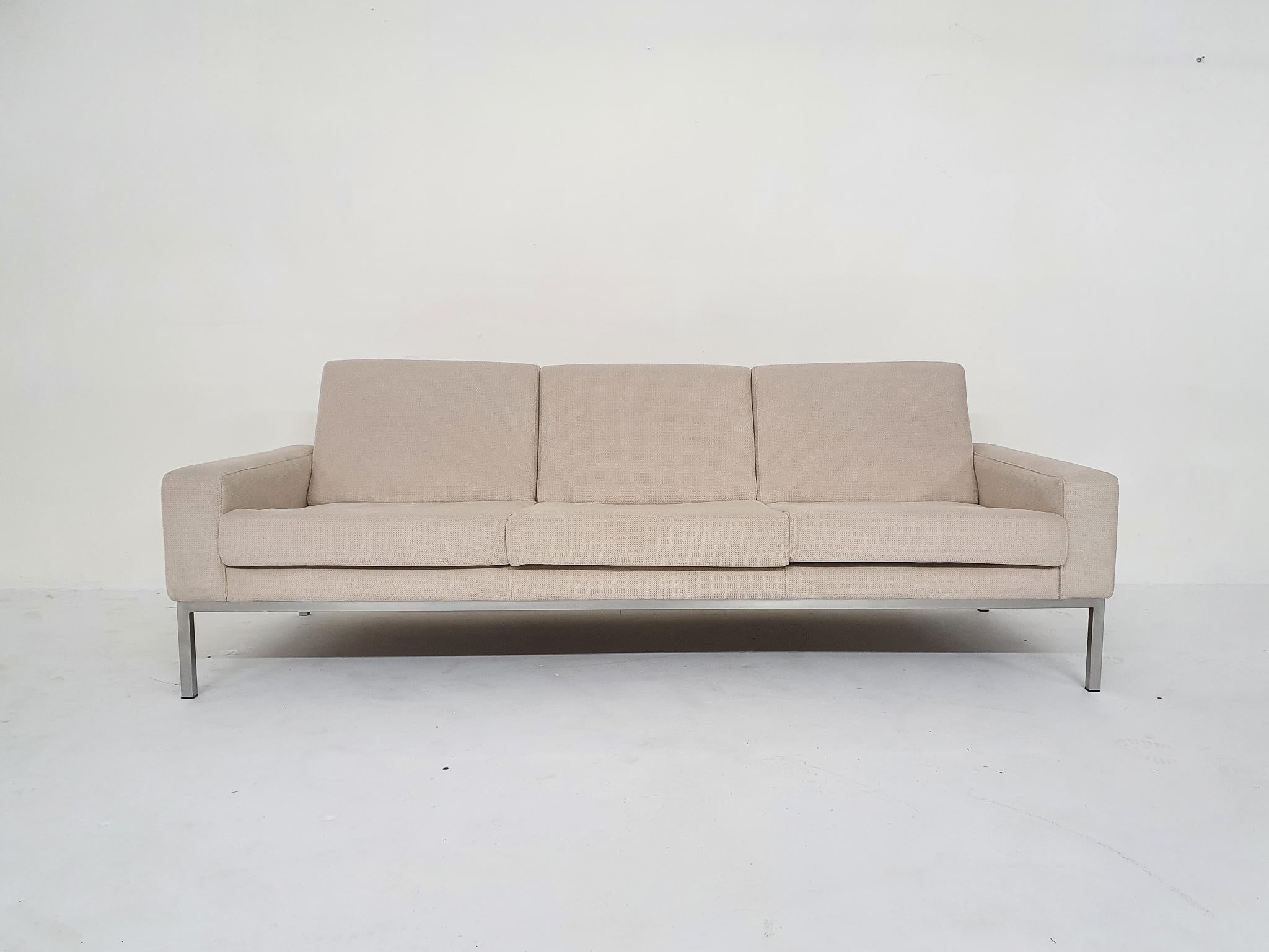 Mid-Century Modern three seater sofa on a metal frame, with new off white upholstery, and new filling.
We think the sofa was manufactured by Gelderland in the 1950's.