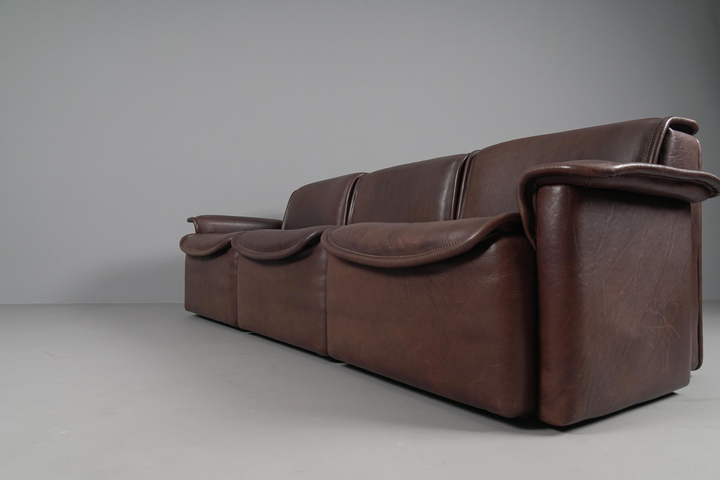 Dreisitzer-Sofa von De Sede DS-12 aus braunem Nackenleder, 1960er Jahre Schweiz (Moderne der Mitte des Jahrhunderts) im Angebot