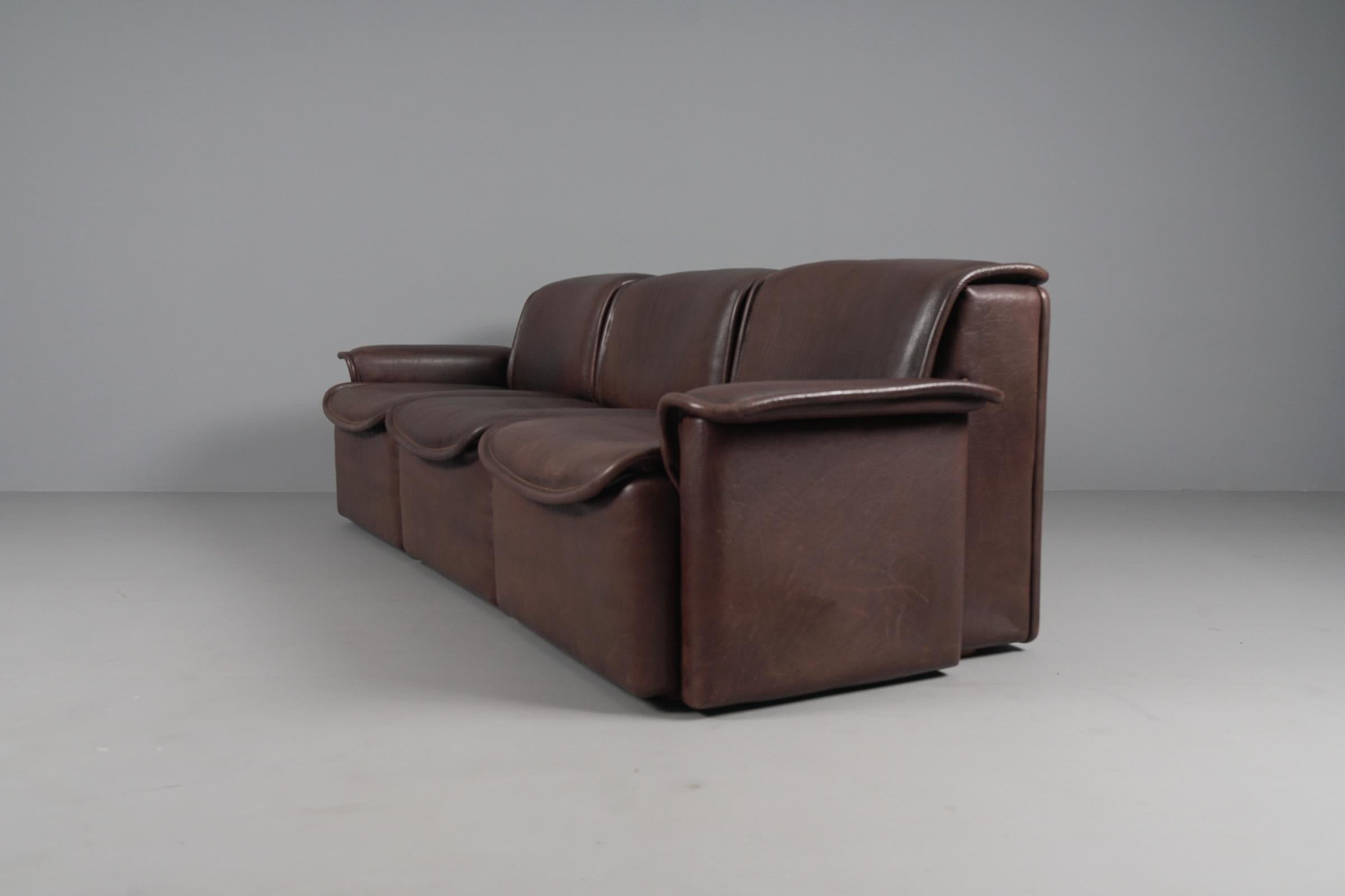 Three Seater Sofa by De Sede DS-12 in Brown Neck Leather, 1960s, Switzerland In Good Condition For Sale In Nürnberg, Bayern