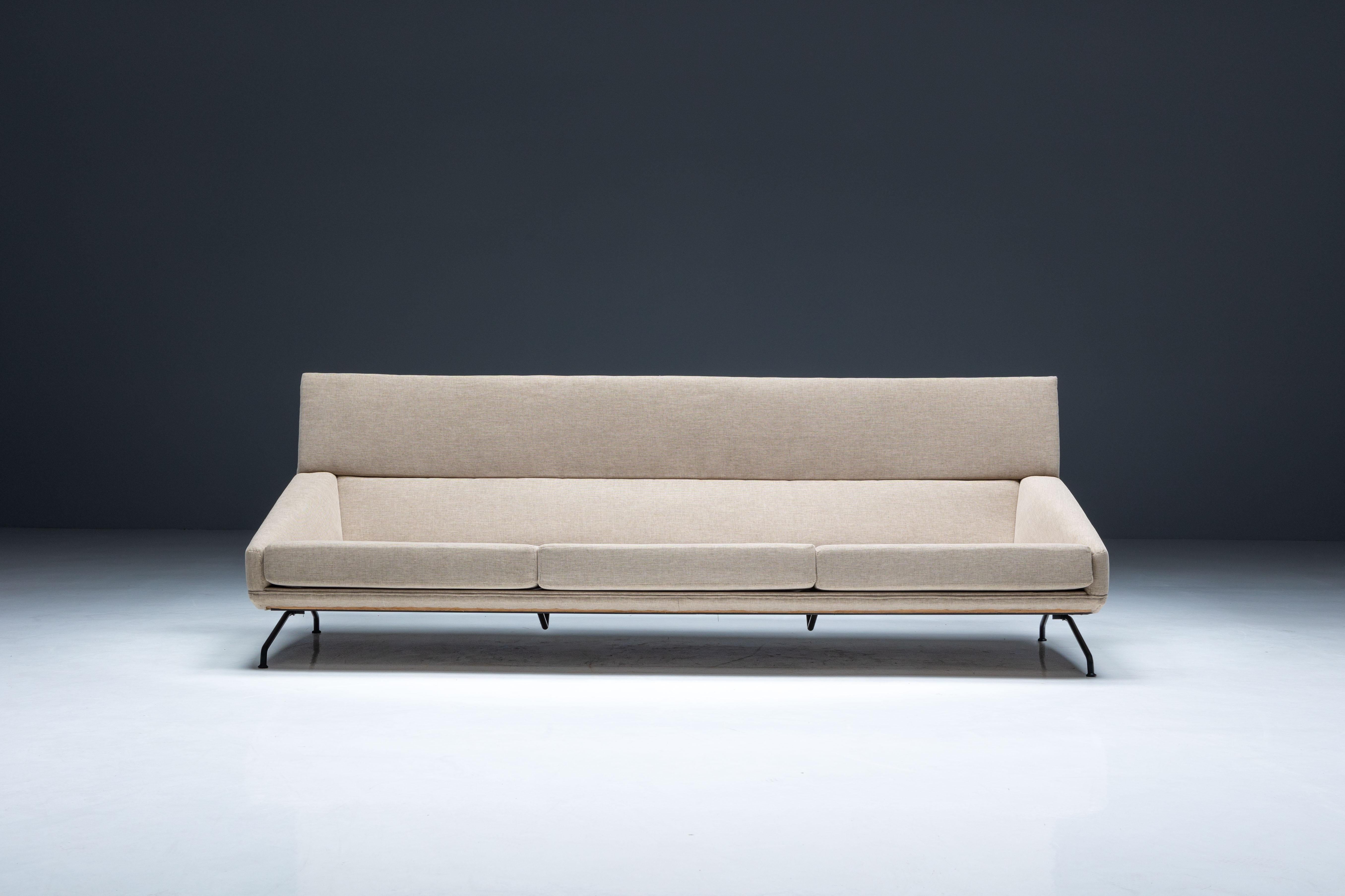 Dreisitziges Sofa, entworfen von Georges van Rijck und hergestellt von Beaufort in Belgien. Dieses Stück verbindet die zeitlose Designästhetik der 1960er Jahre in Belgien mit zeitgenössischer Eleganz. Mit seinen hochwertigen Stoffbezügen strahlt er